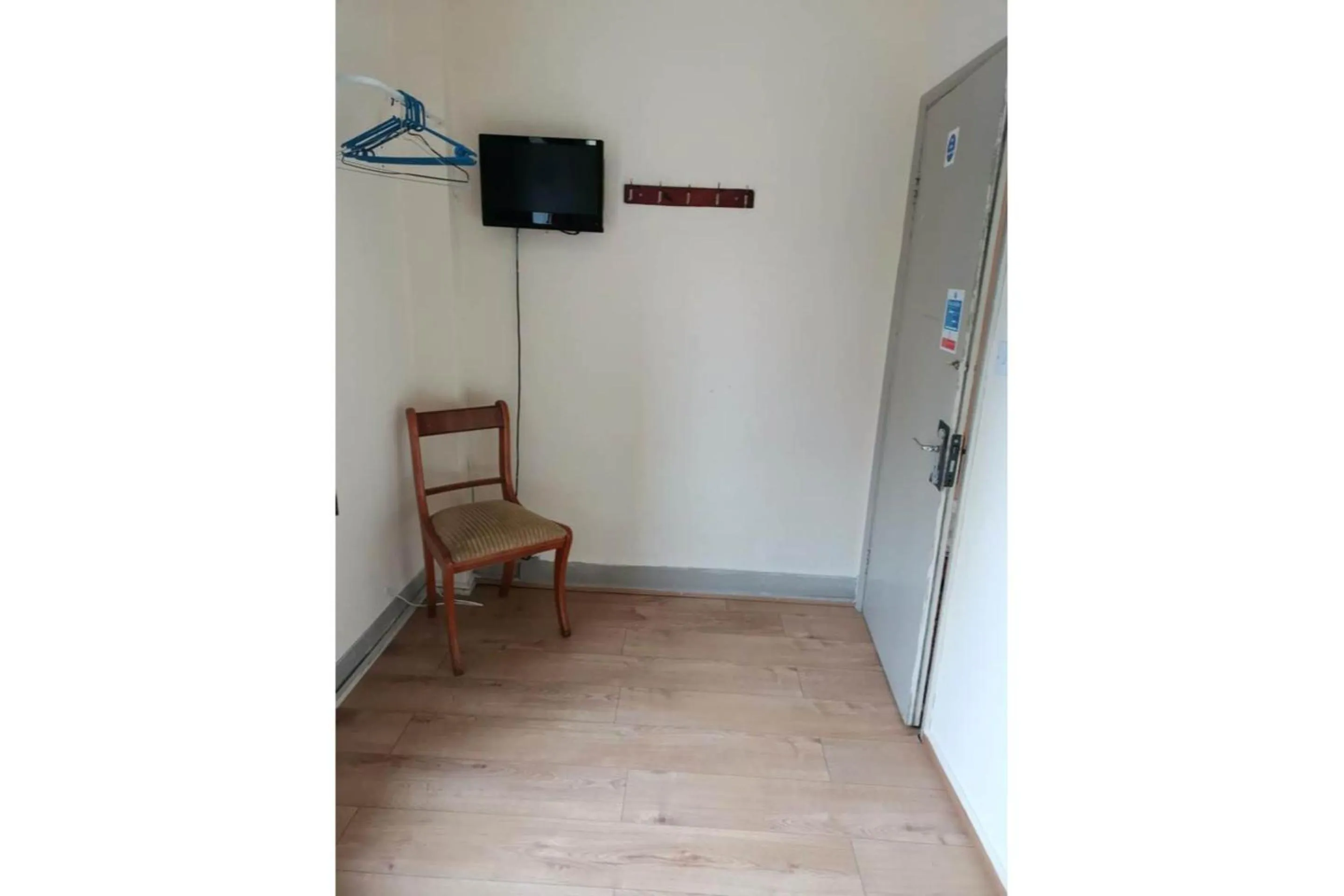 Bedroom in Swan Inn, Heathrow Airport