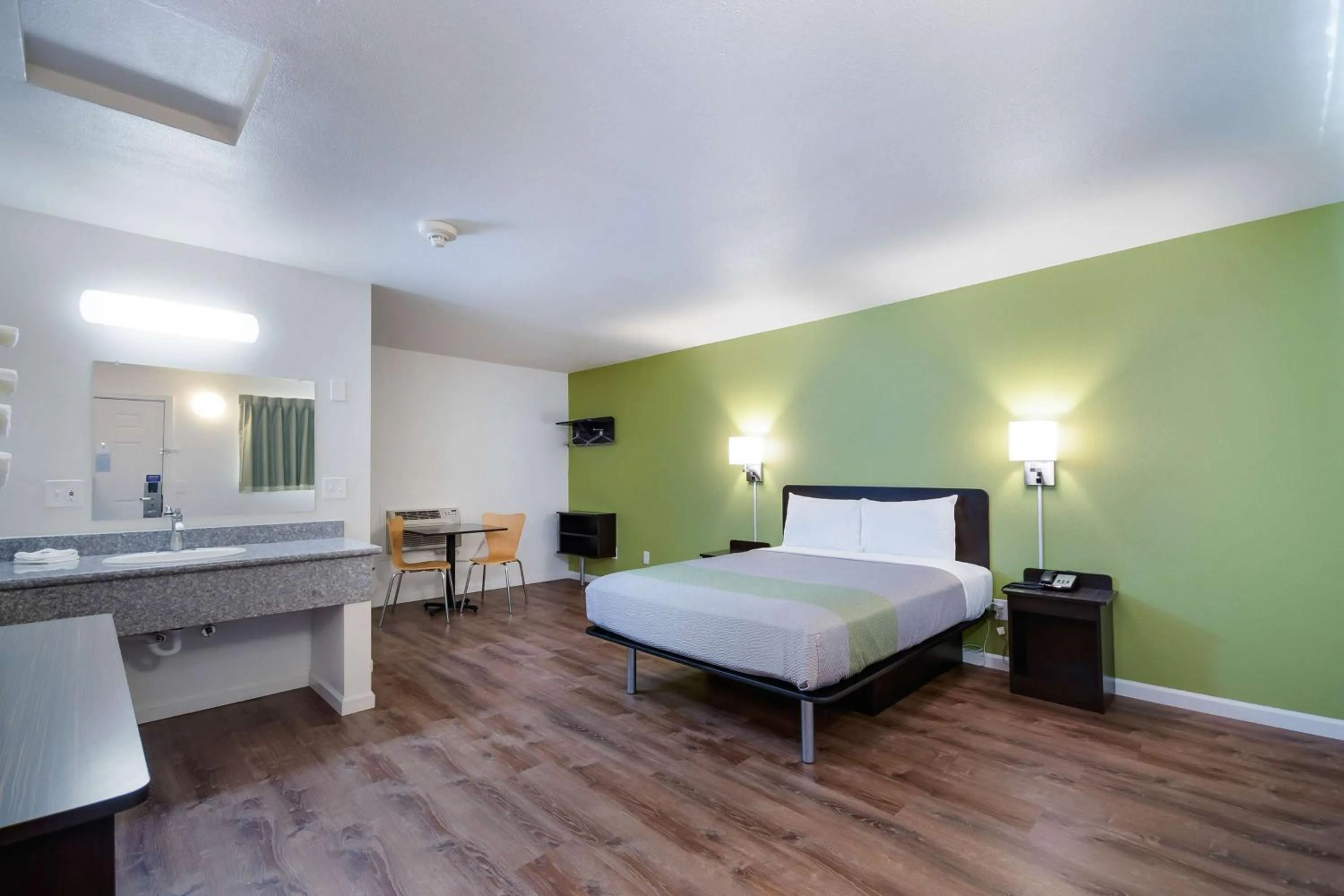 Photo of the whole room, Bed in Motel 6-Burlington, WA