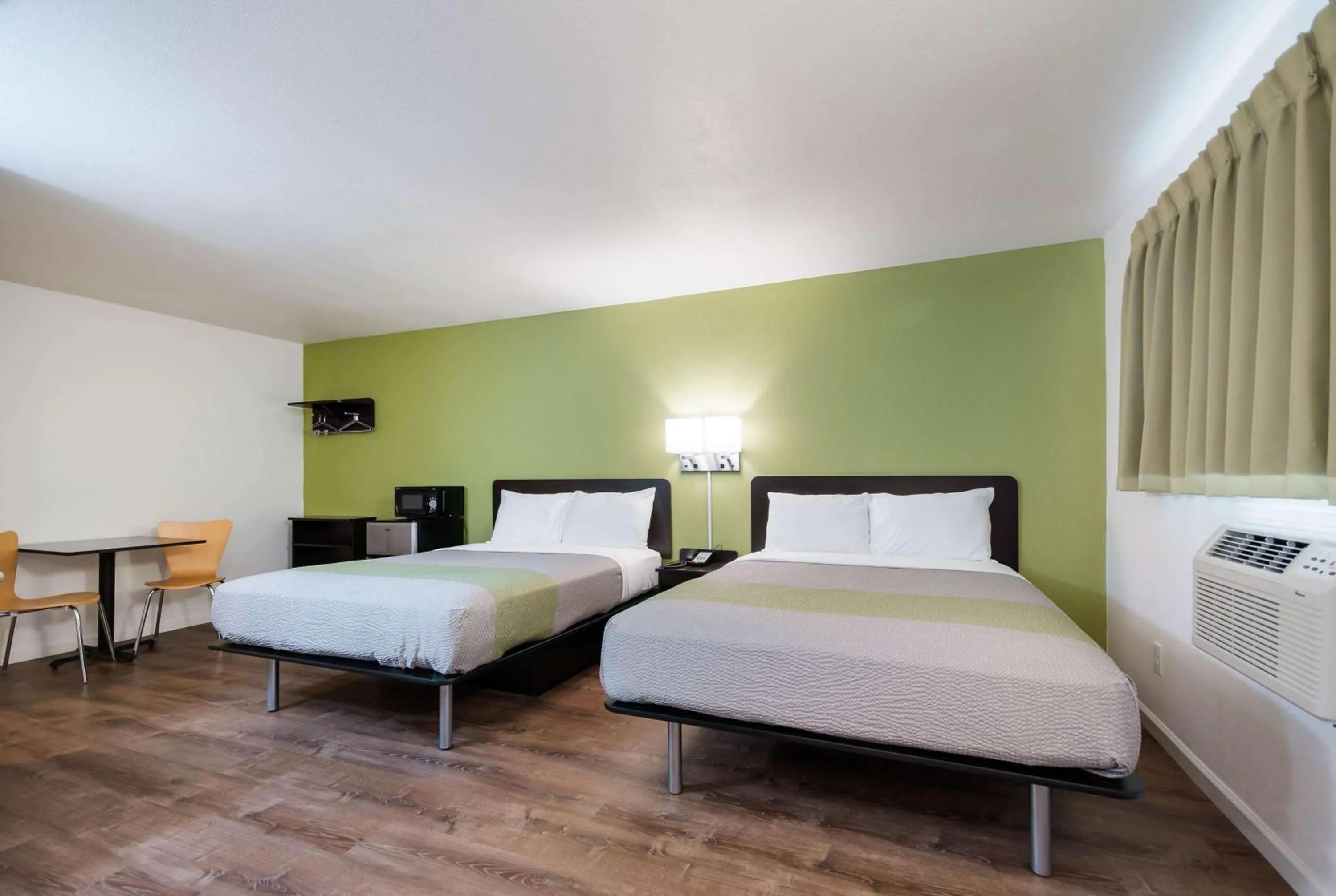 Photo of the whole room, Bed in Motel 6-Burlington, WA