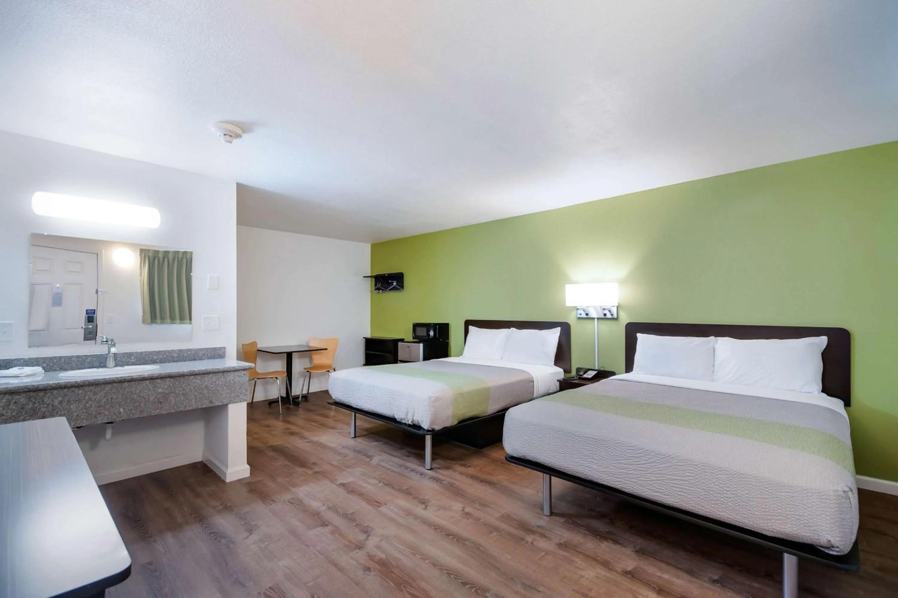 Photo of the whole room, Bed in Motel 6-Burlington, WA