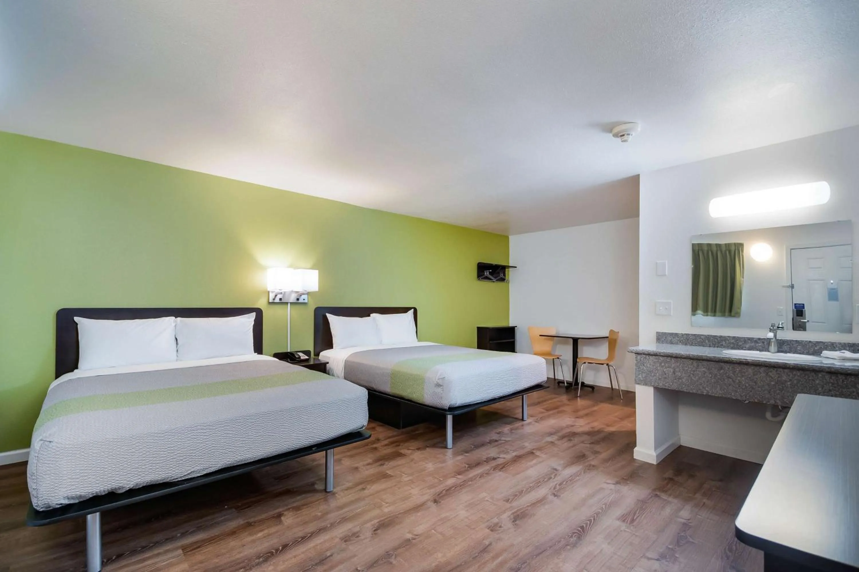 TV and multimedia, Bed in Motel 6-Burlington, WA