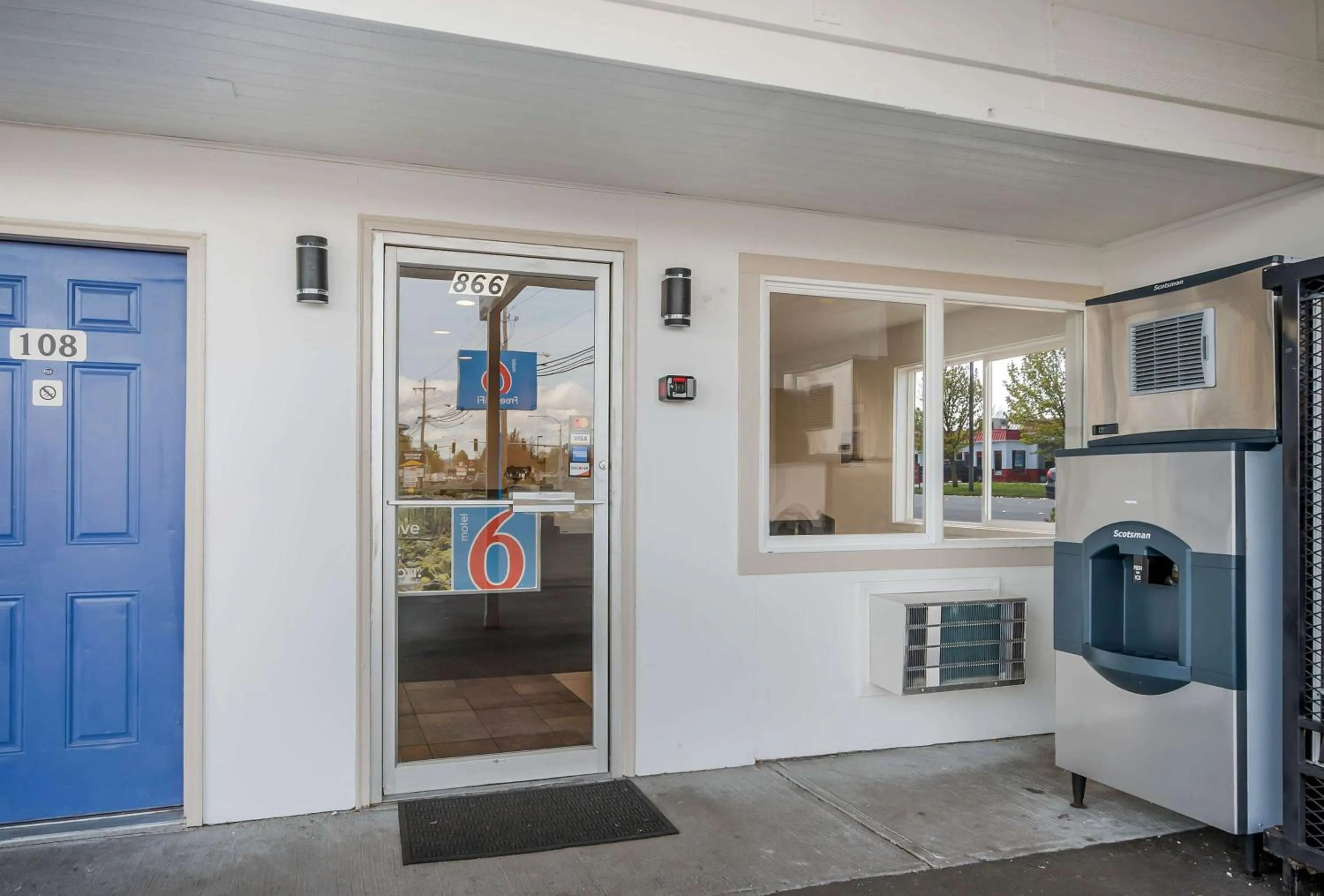 Property building in Motel 6-Burlington, WA