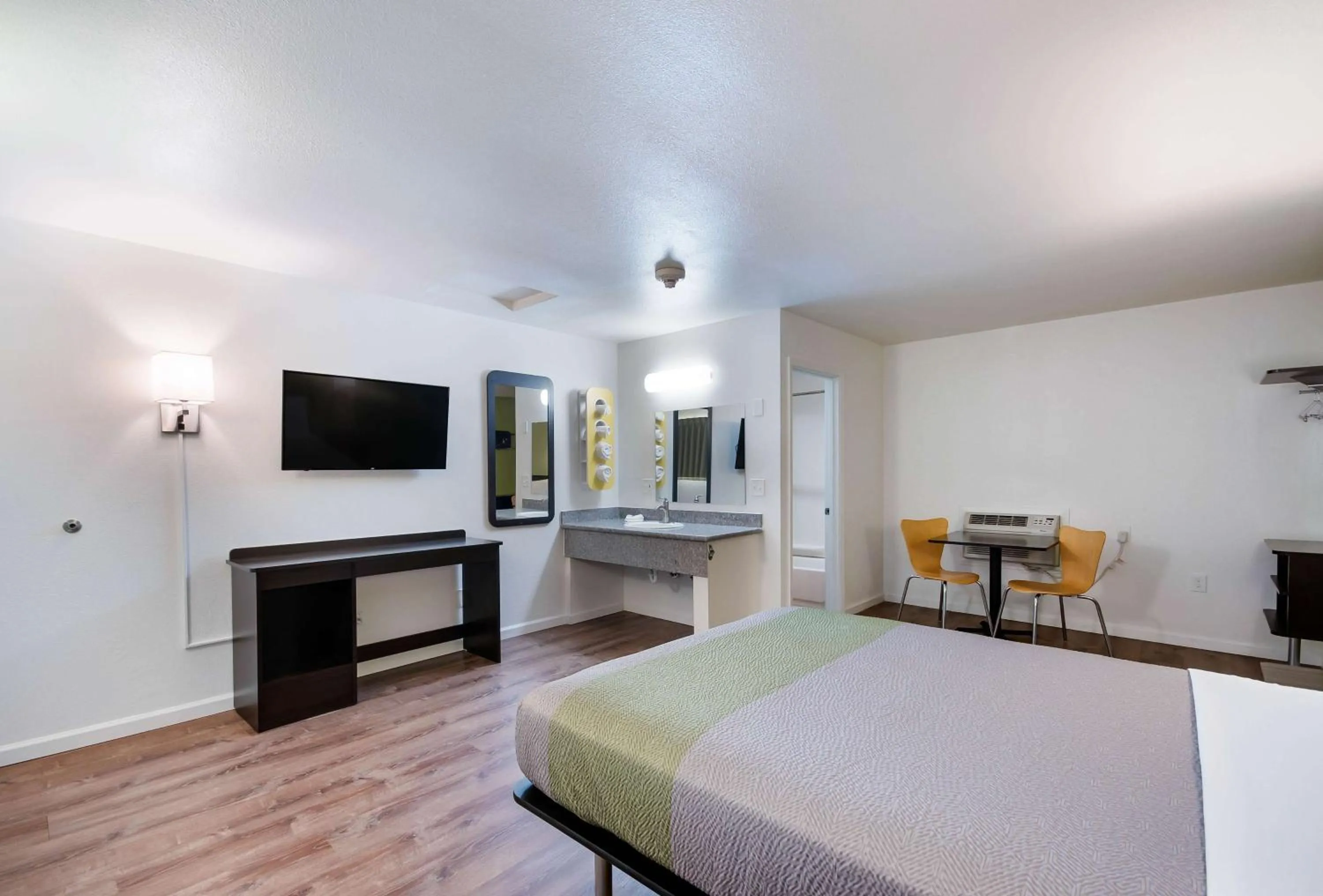 TV and multimedia, Bed in Motel 6-Burlington, WA