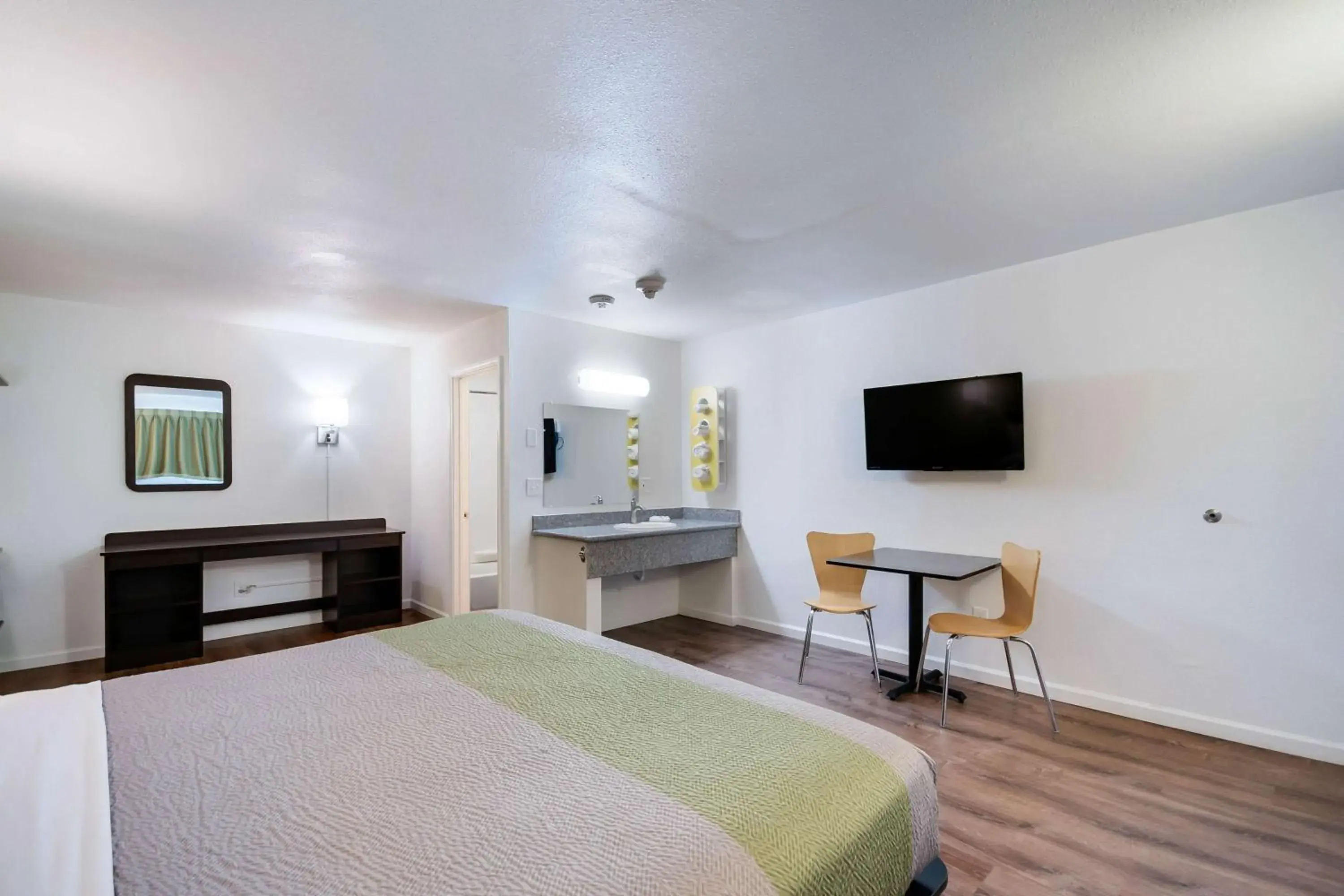 Deluxe King Room - Non-Smoking in Motel 6-Burlington, WA Deluxe King Room - Non-Smoking in Motel 6-Burlington, WA