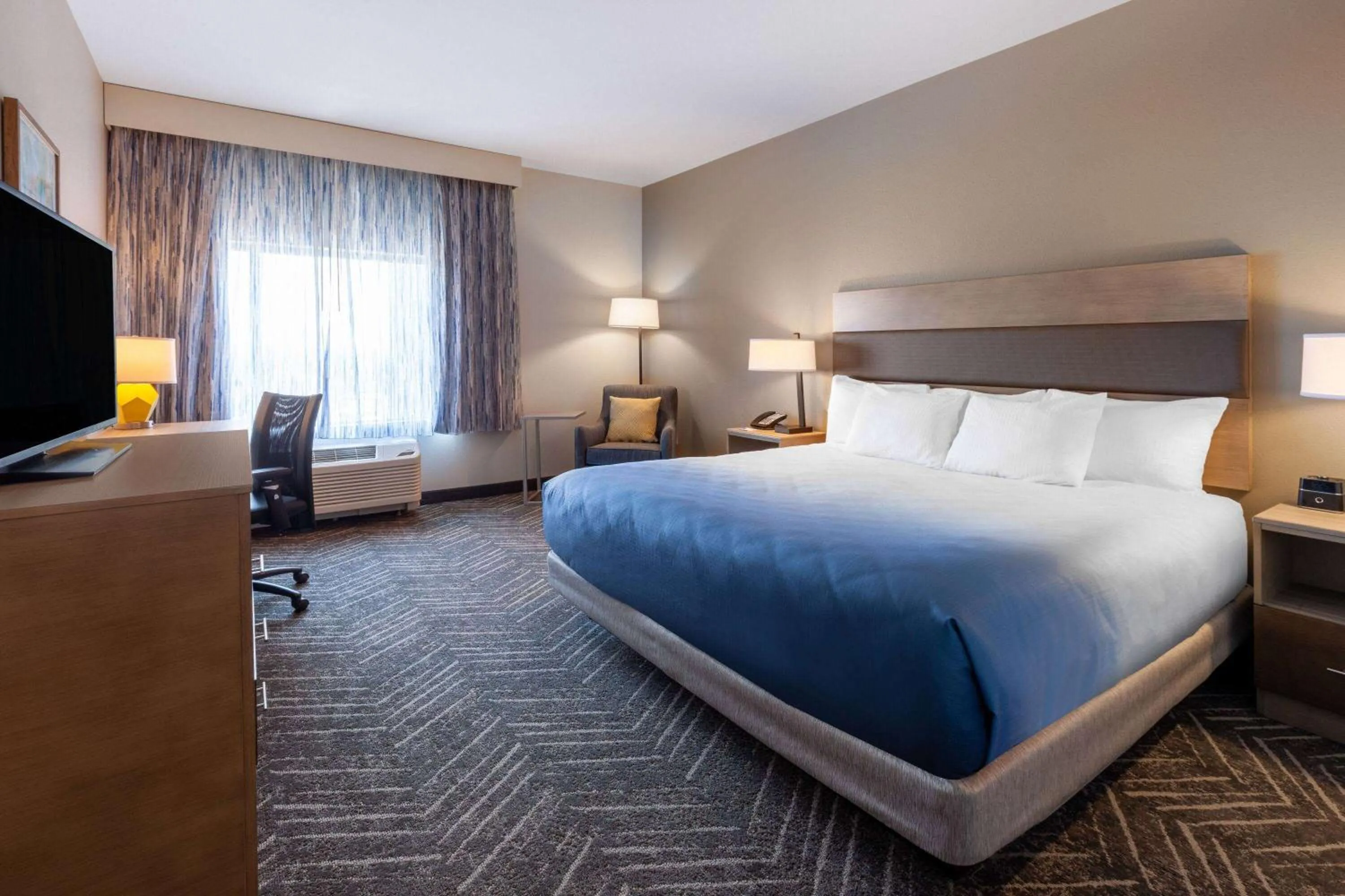 Photo of the whole room, Bed in La Quinta Inn & Suites by Wyndham Middletown-Goshen