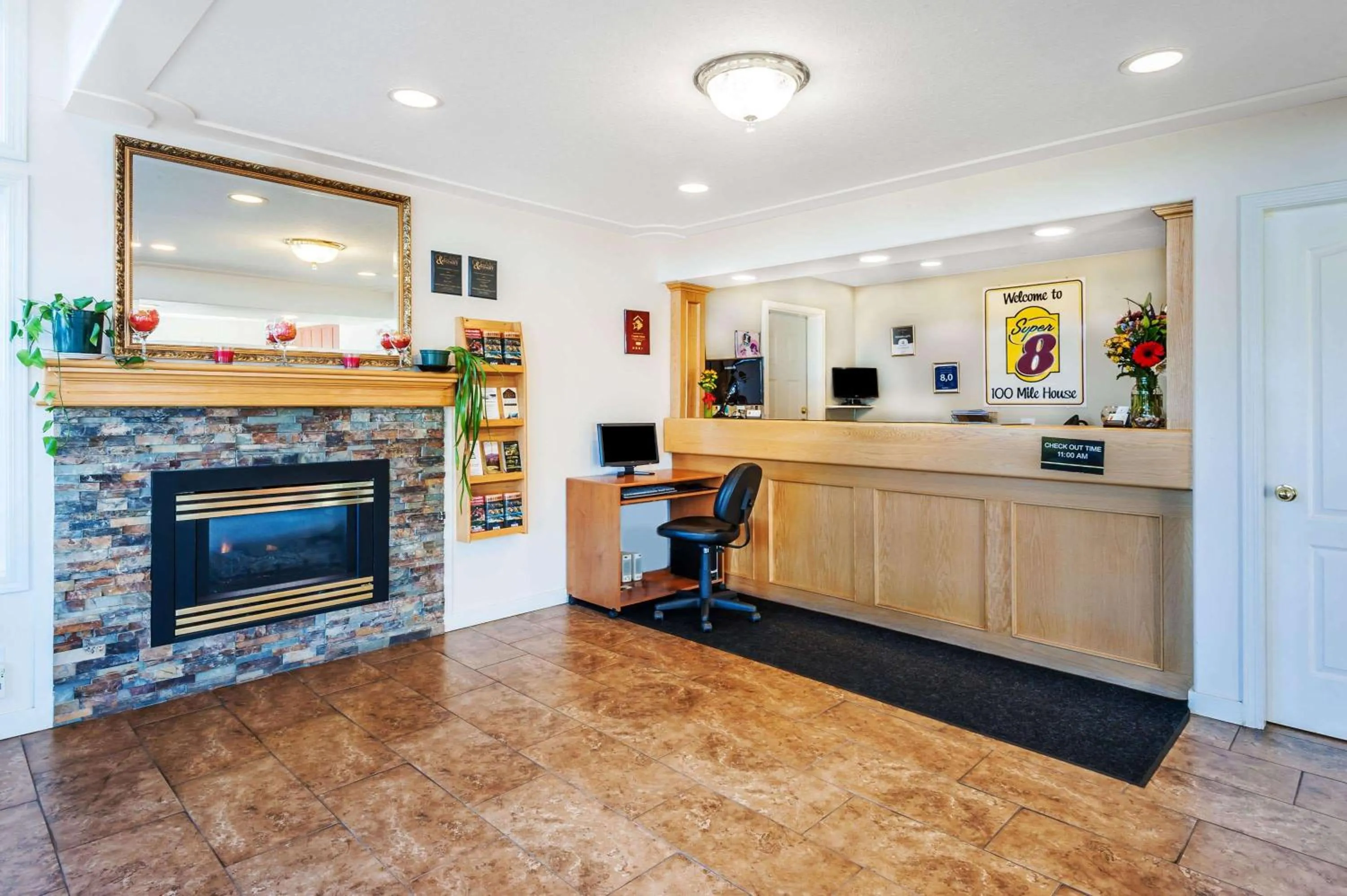Lobby or reception in Super 8 by Wyndham 100 Mile House