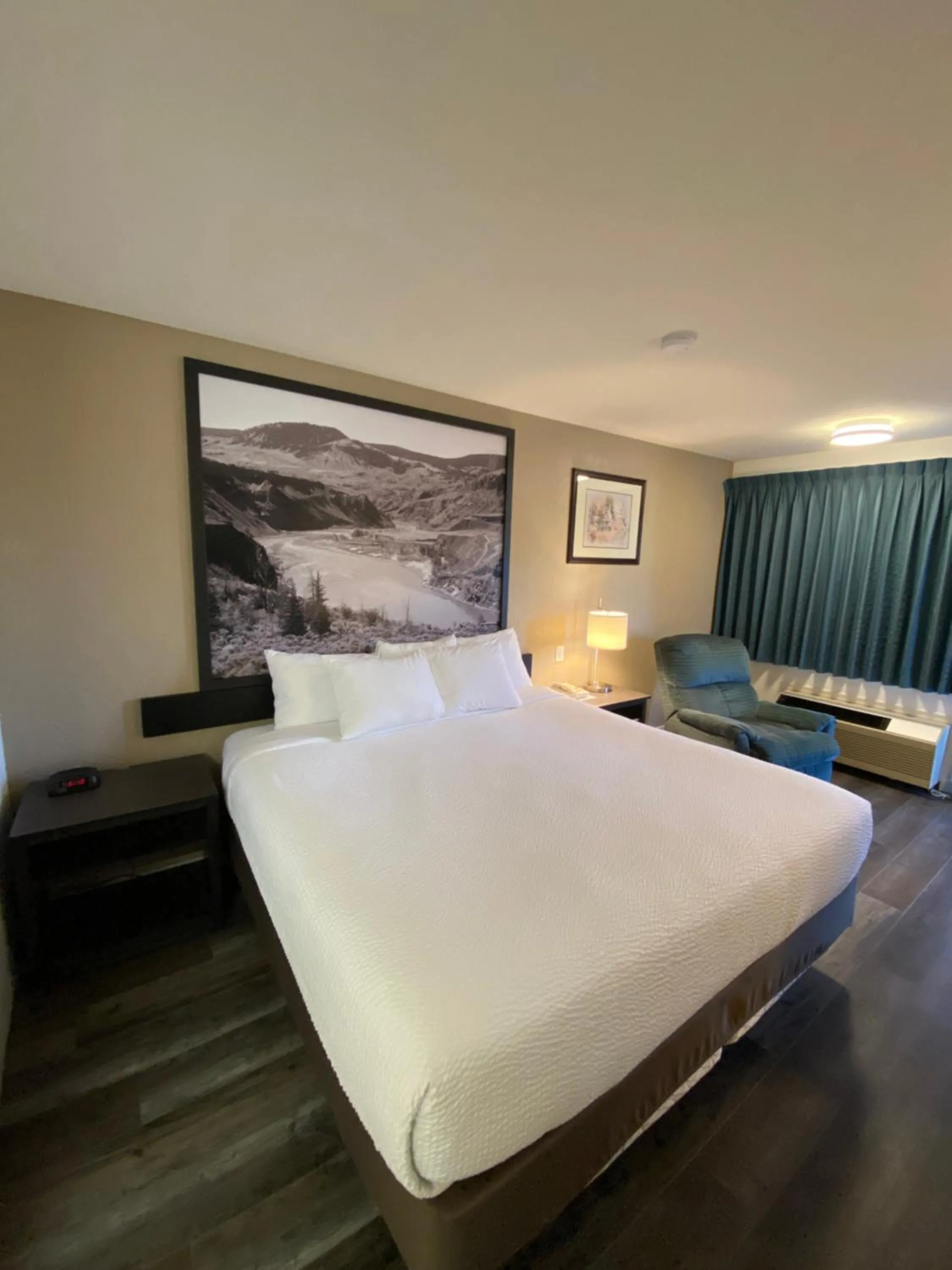 Bed in Super 8 by Wyndham 100 Mile House