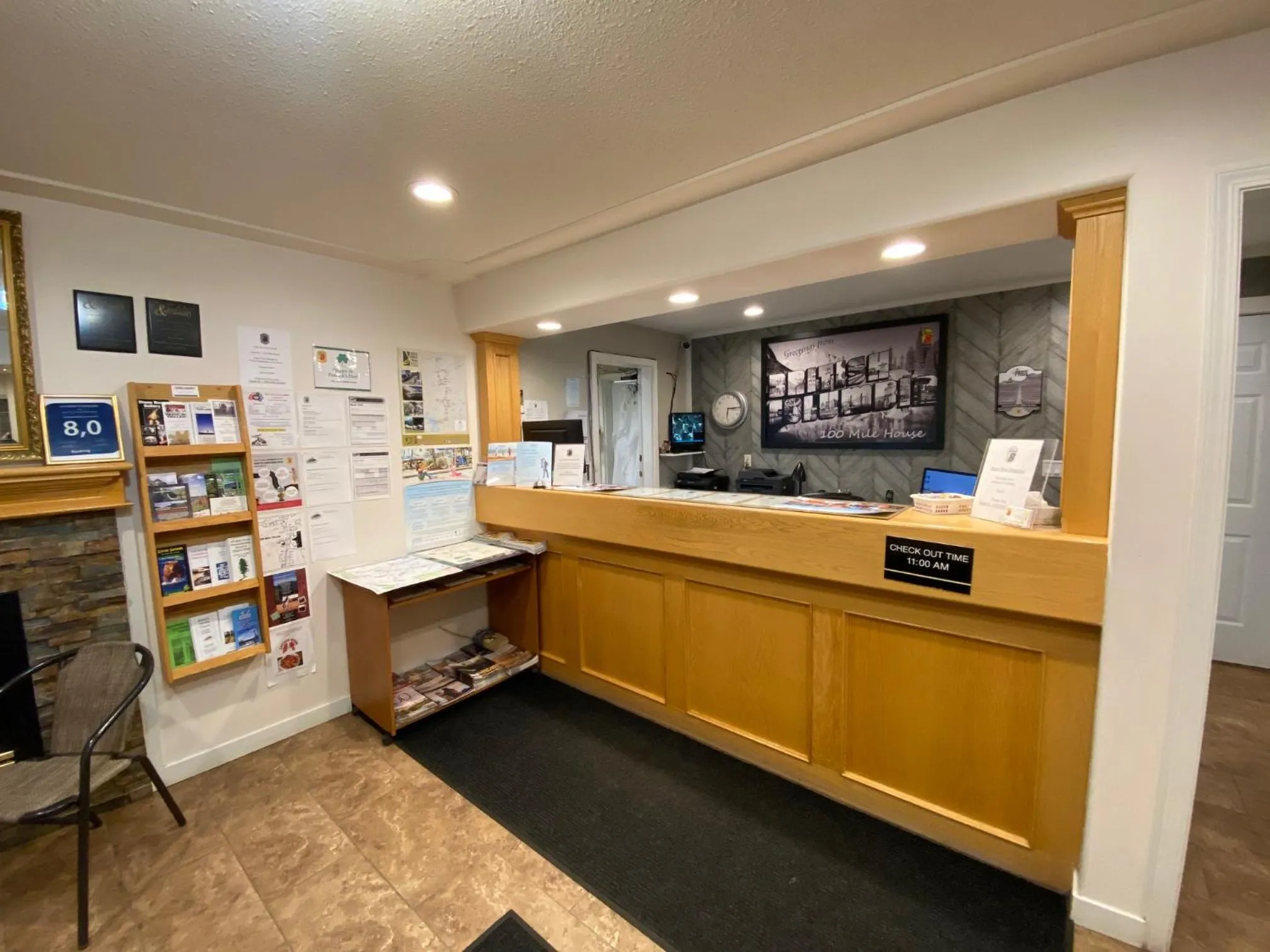 Lobby or reception in Super 8 by Wyndham 100 Mile House