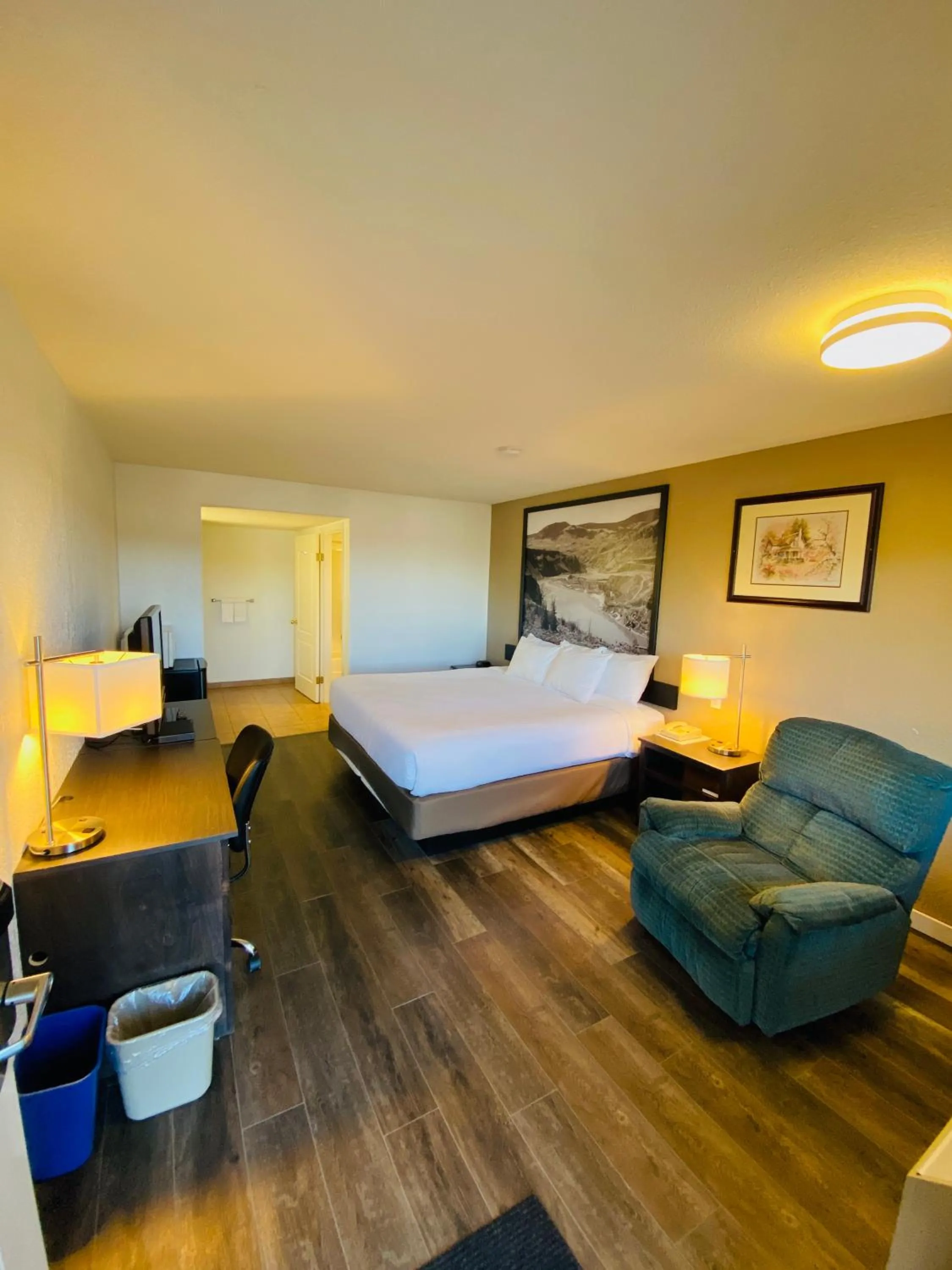 Bed in Super 8 by Wyndham 100 Mile House