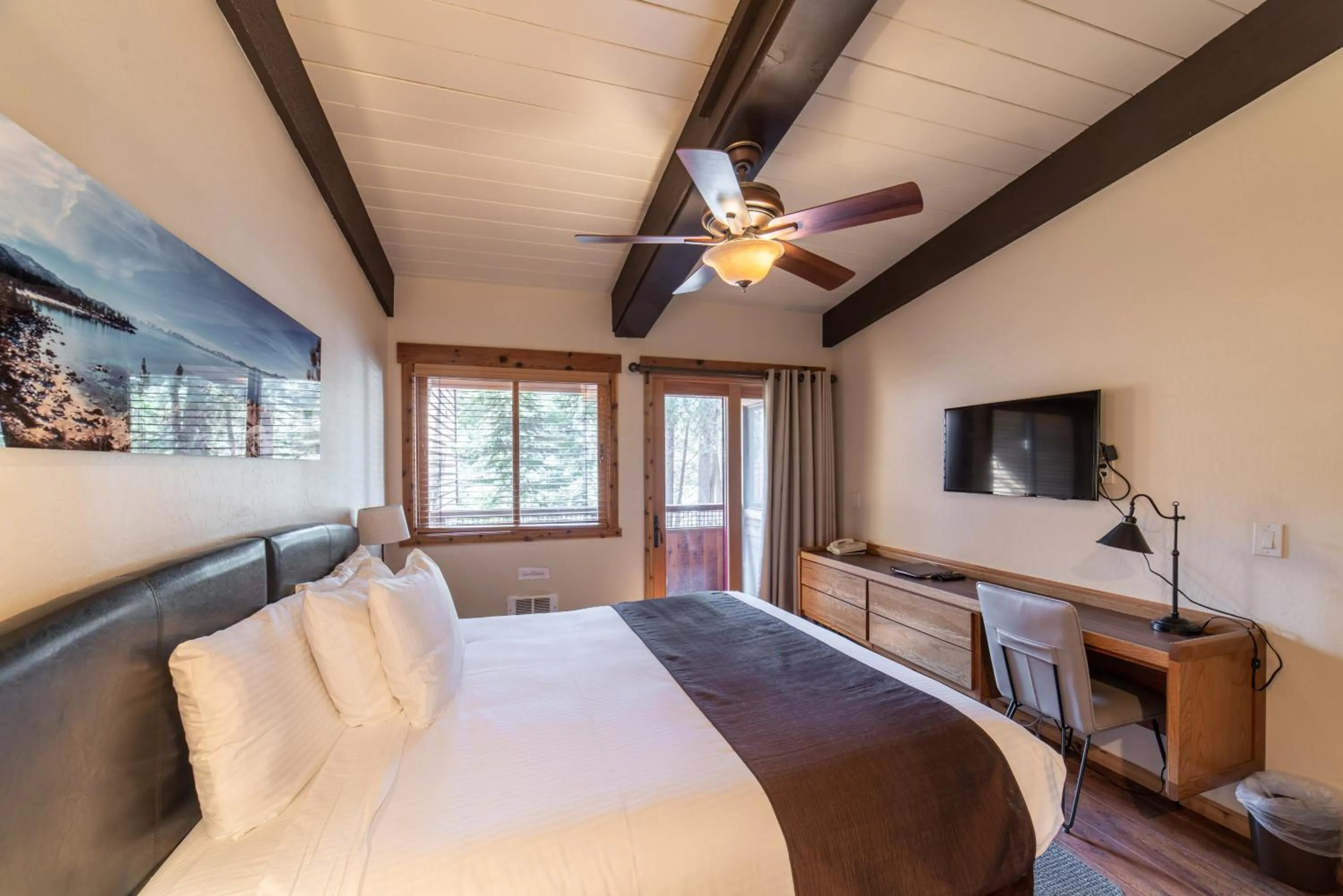 Photo of the whole room, Bed in Granlibakken Tahoe