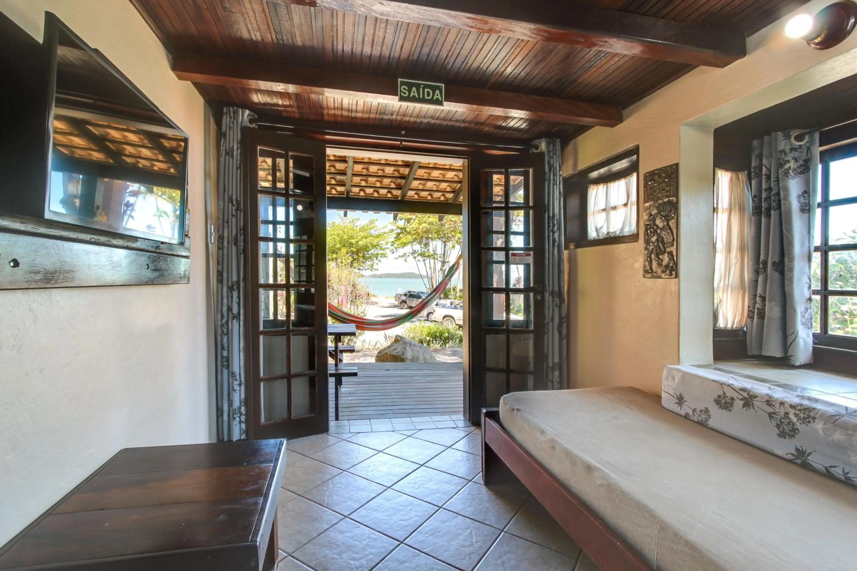 Communal lounge/ TV room, Bed in Pousada dos Ingleses