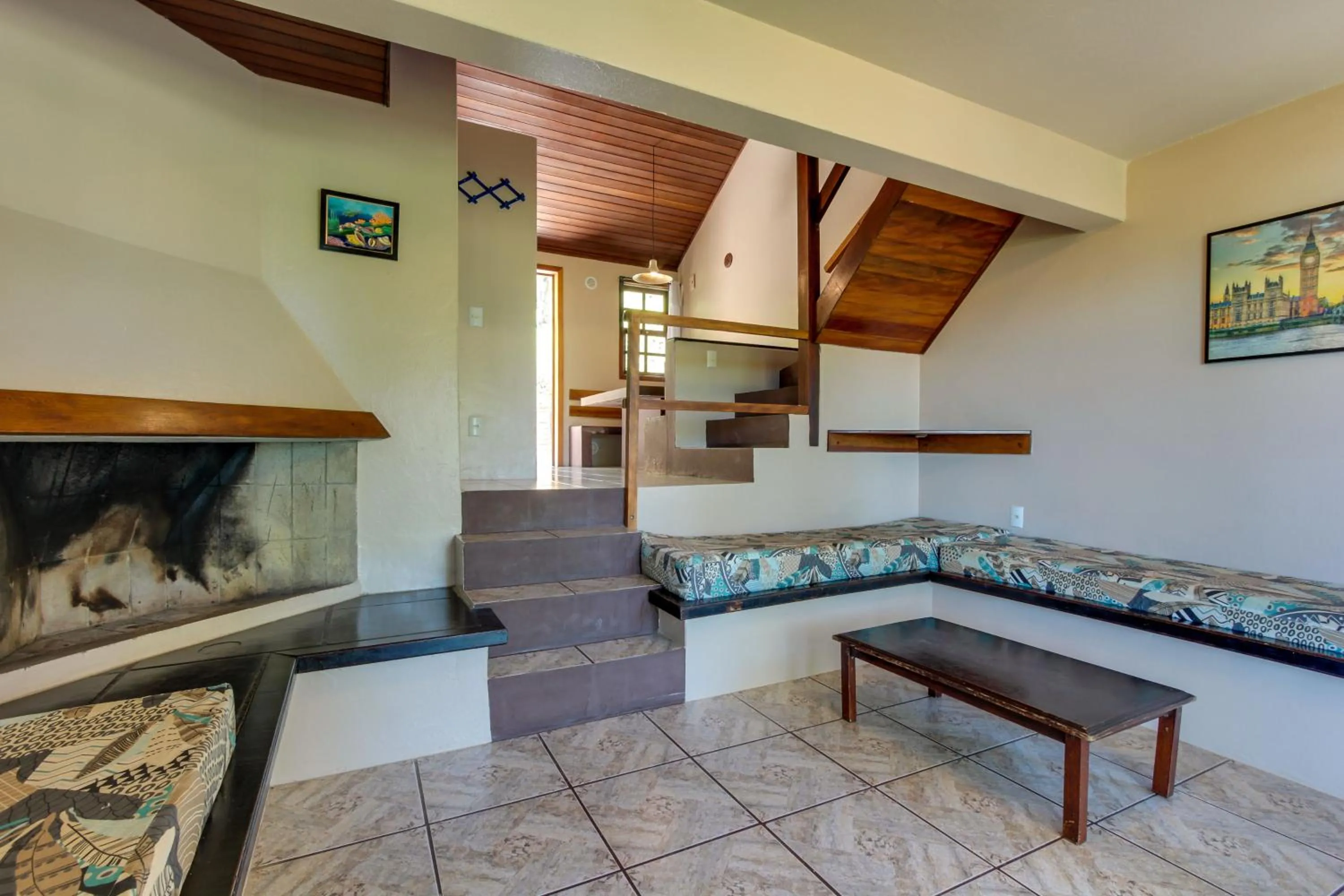 Communal lounge/ TV room in Pousada dos Ingleses