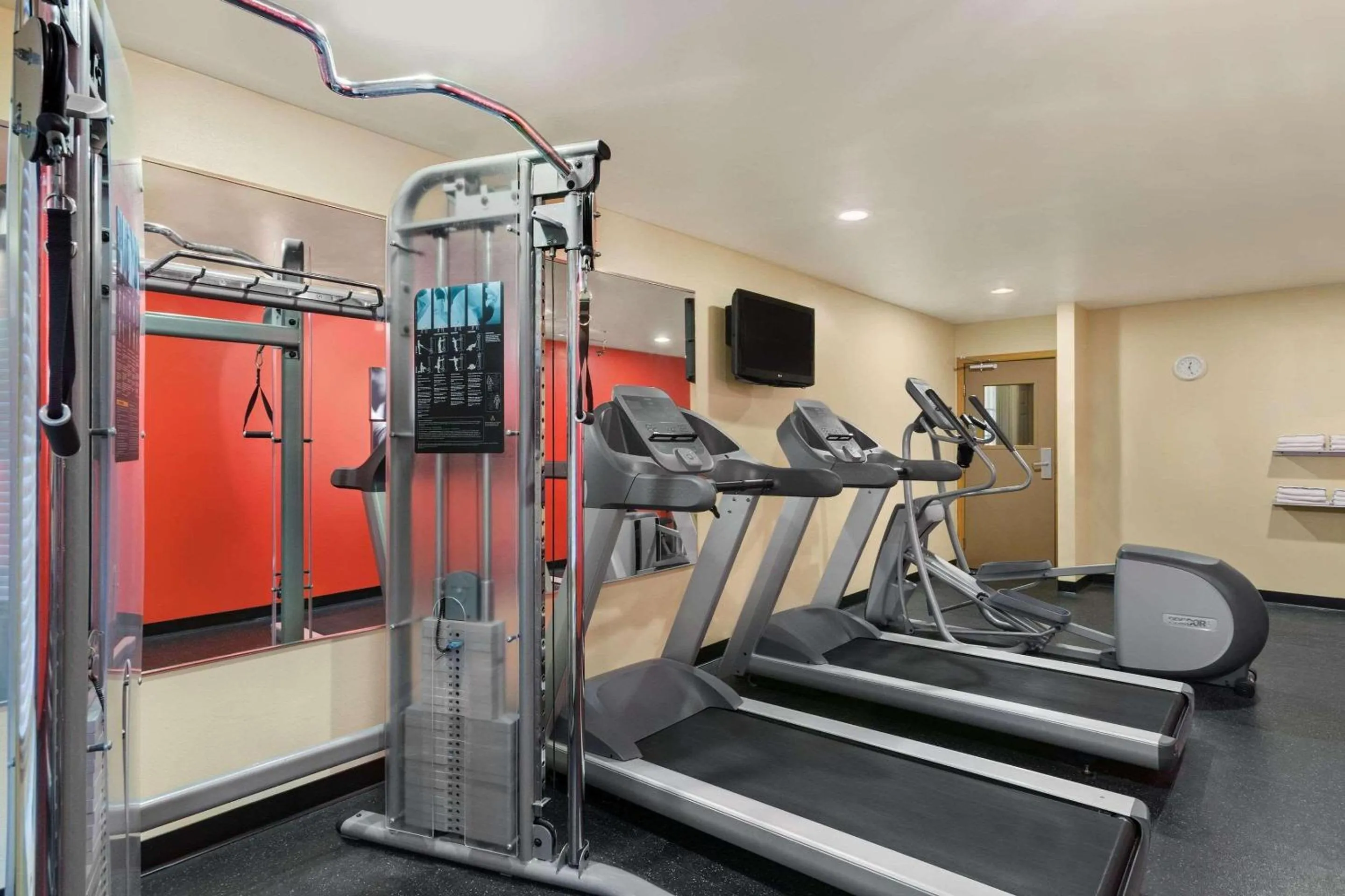 Fitness centre/facilities in Country Inn & Suites by Radisson, Holland, MI