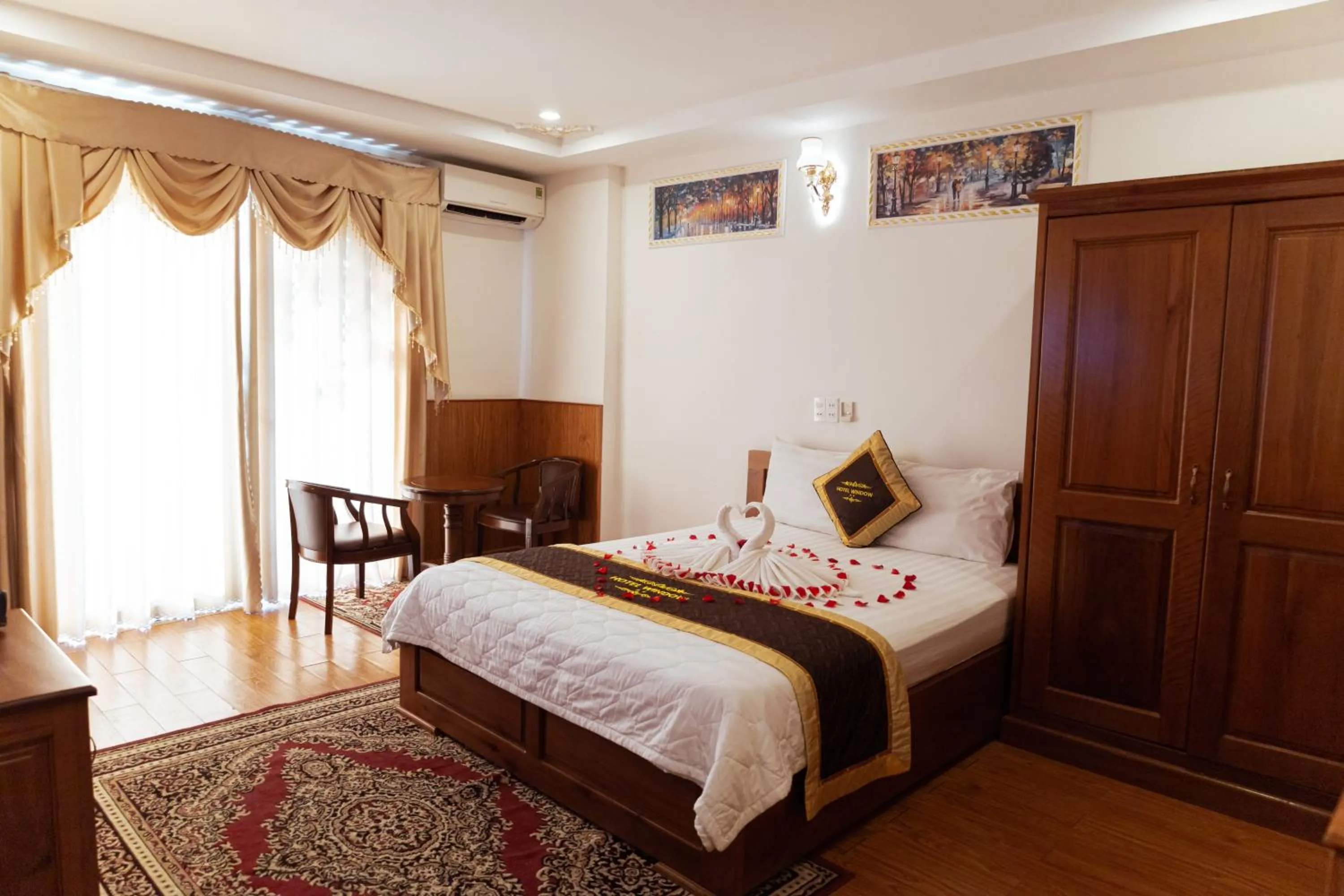 Photo of the whole room, Bed in Window 1 Hotel