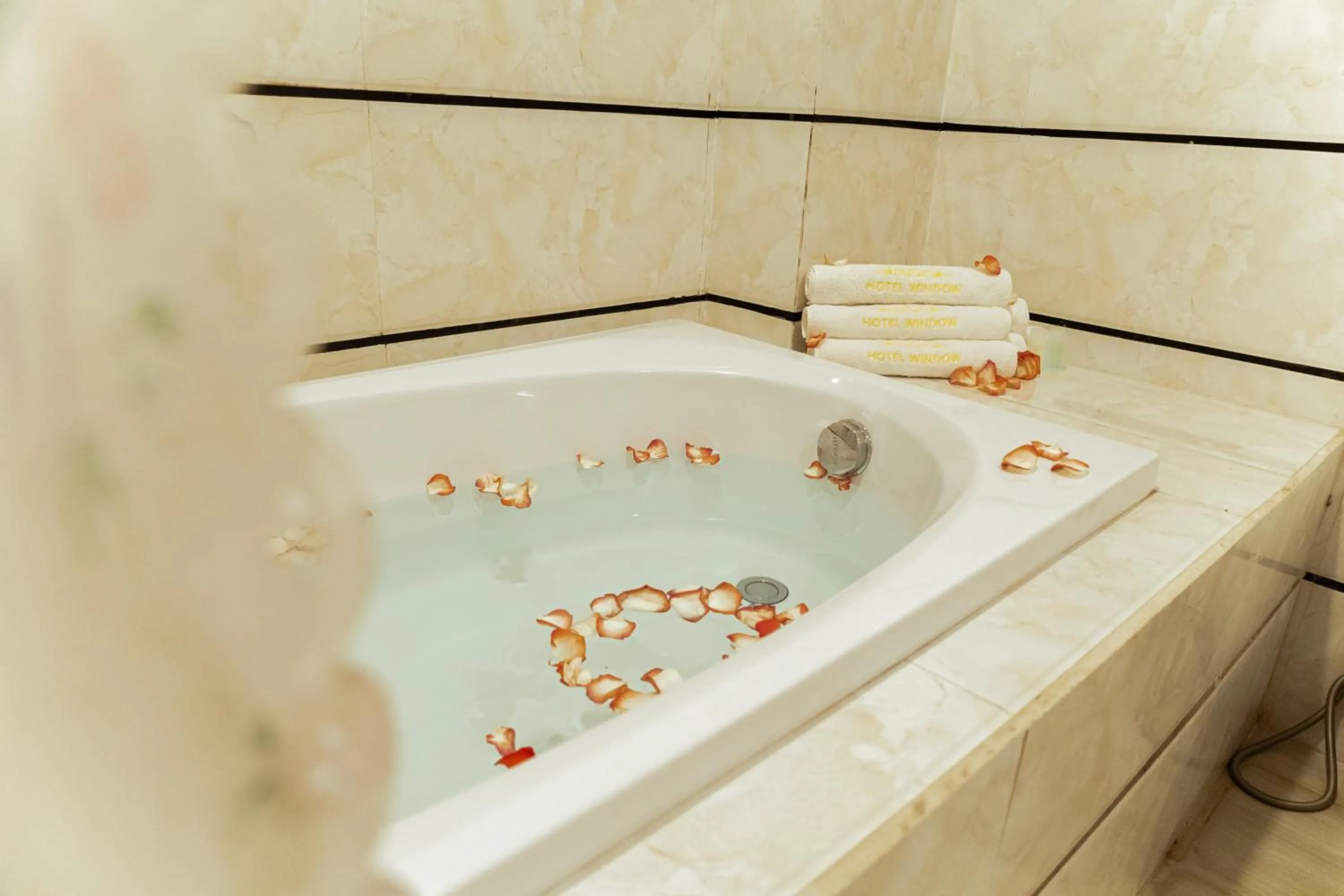 Bath in Window 1 Hotel