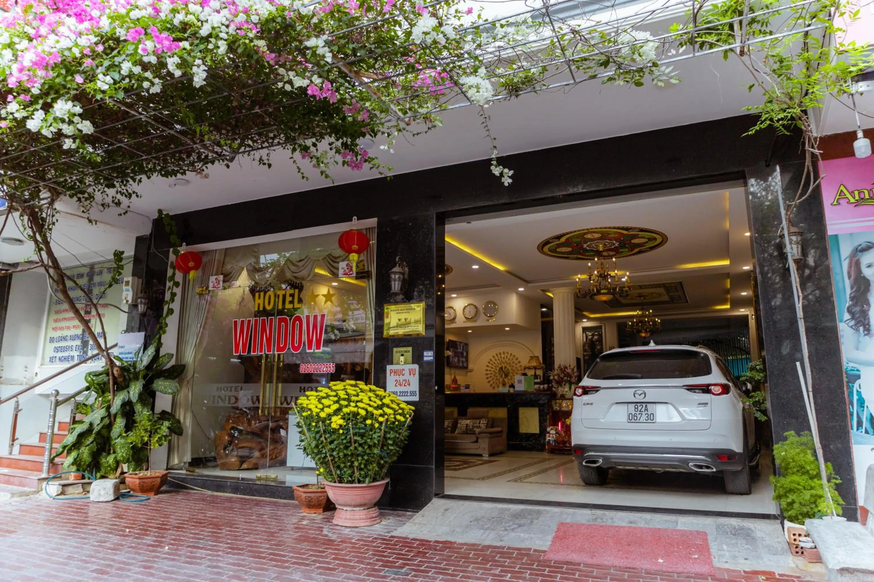 Facade/entrance in Window 1 Hotel