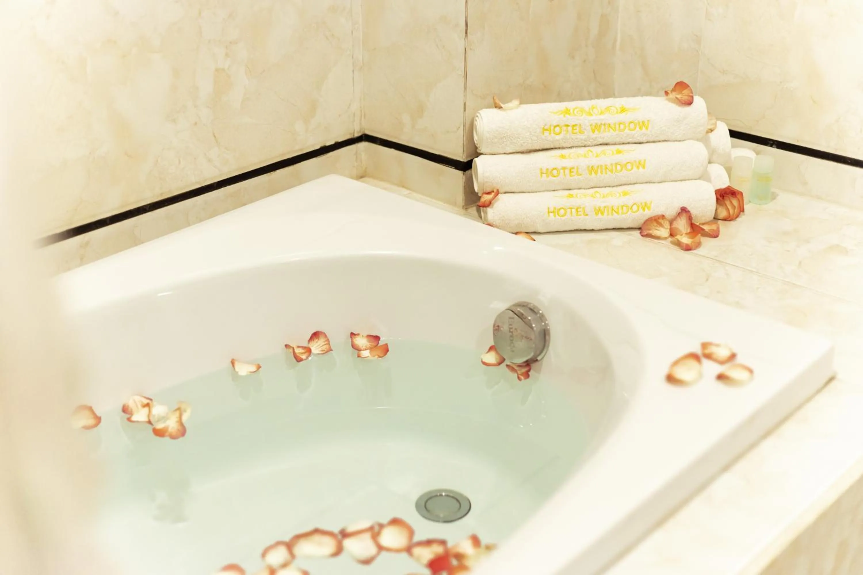 Bath in Window 1 Hotel