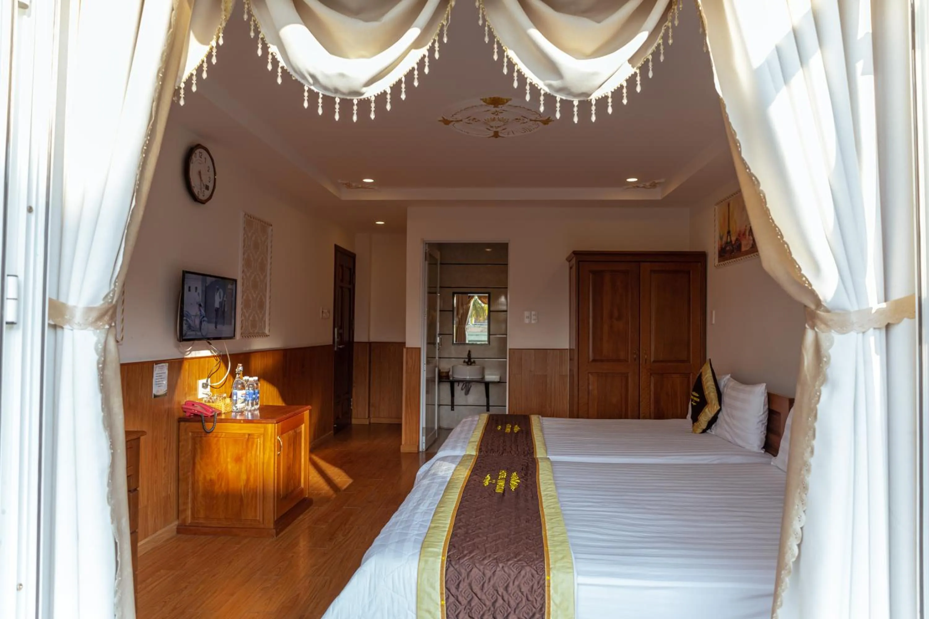 Photo of the whole room, Bed in Window 1 Hotel