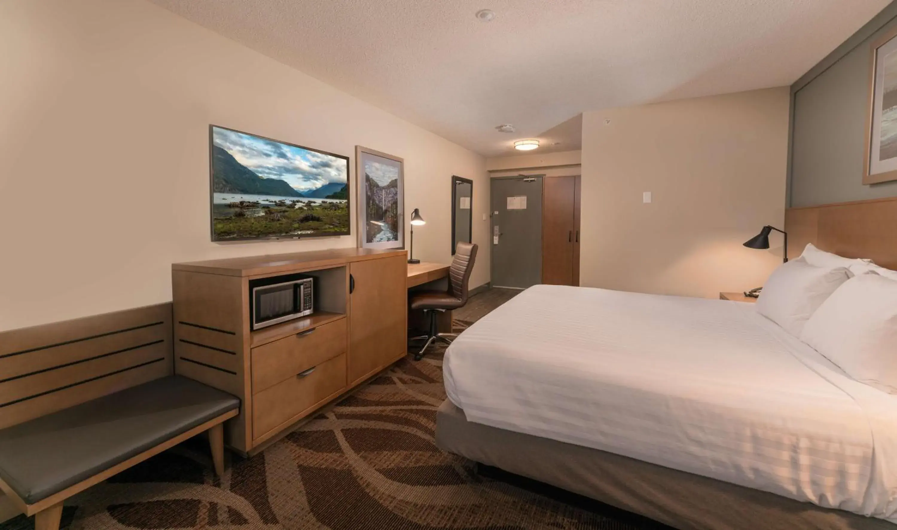 King Room with Mountain View in Prestige Hudson Bay Lodge & Conference Centre, WorldHotels Crafted Collection King Room with Mountain View in Prestige Hudson Bay Lodge & Conference Centre, WorldHotels Crafted Collection