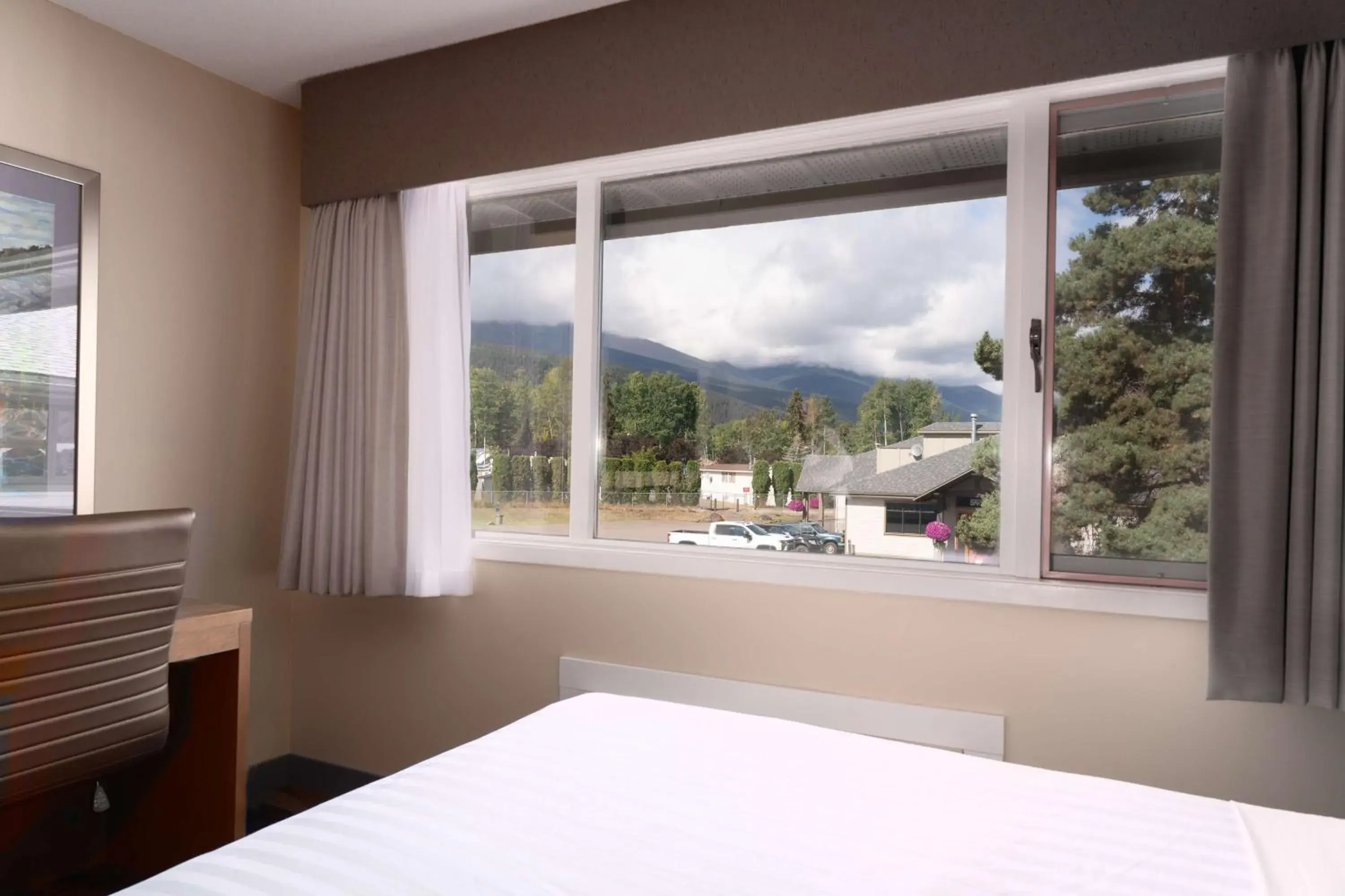 Queen Room with Two Queen Beds and Mountain View in Prestige Hudson Bay Lodge & Conference Centre, WorldHotels Crafted Collection Queen Room with Two Queen Beds and Mountain View in Prestige Hudson Bay Lodge & Conference Centre, WorldHotels Crafted Collection