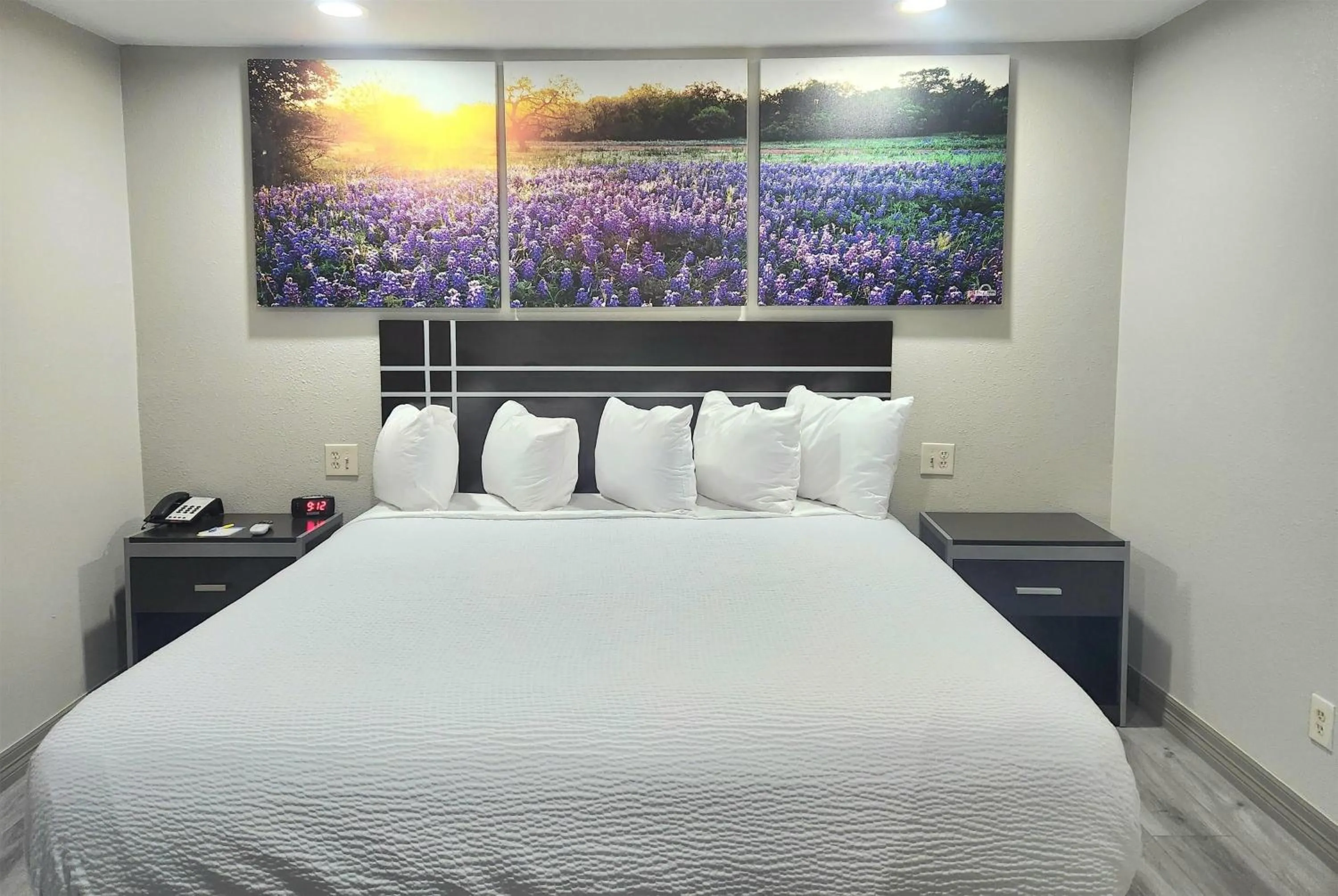 Photo of the whole room, Bed in Days Inn by Wyndham Baytown TX