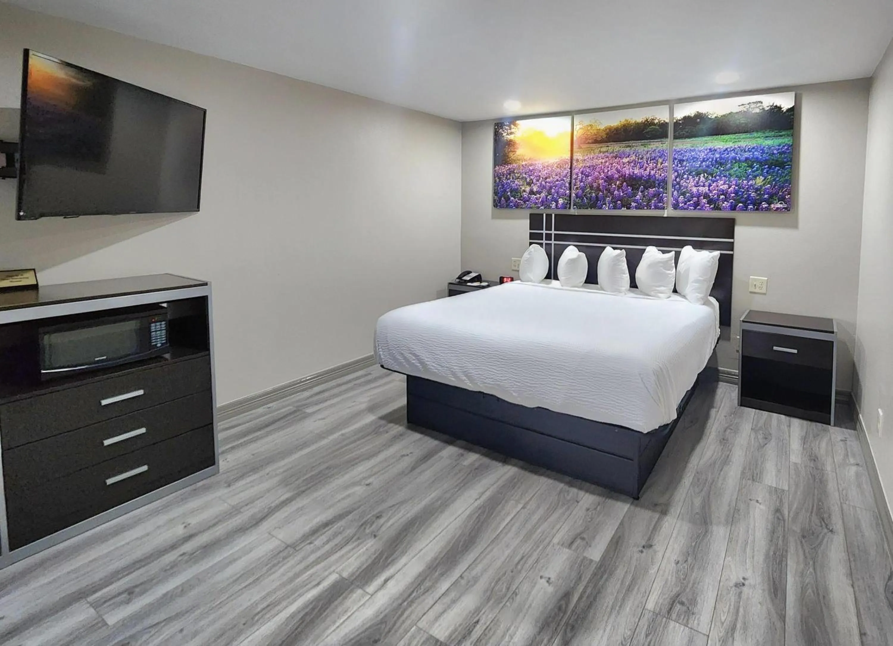 Photo of the whole room, Bed in Days Inn by Wyndham Baytown TX