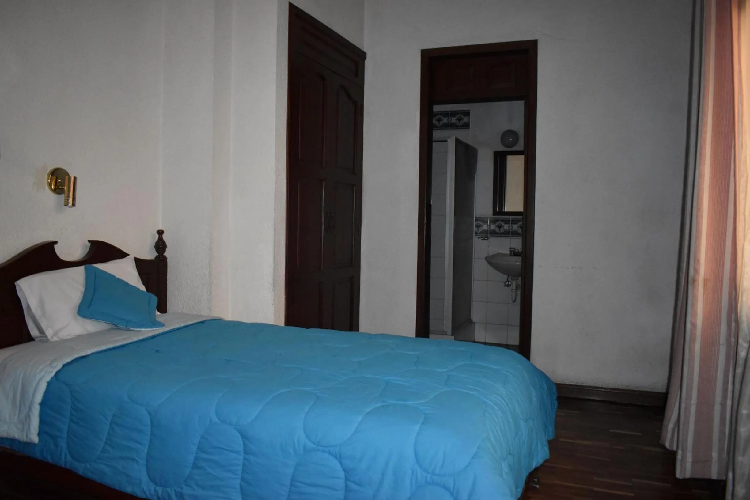 Photo of the whole room, Bed in Hotel Huasi Continental