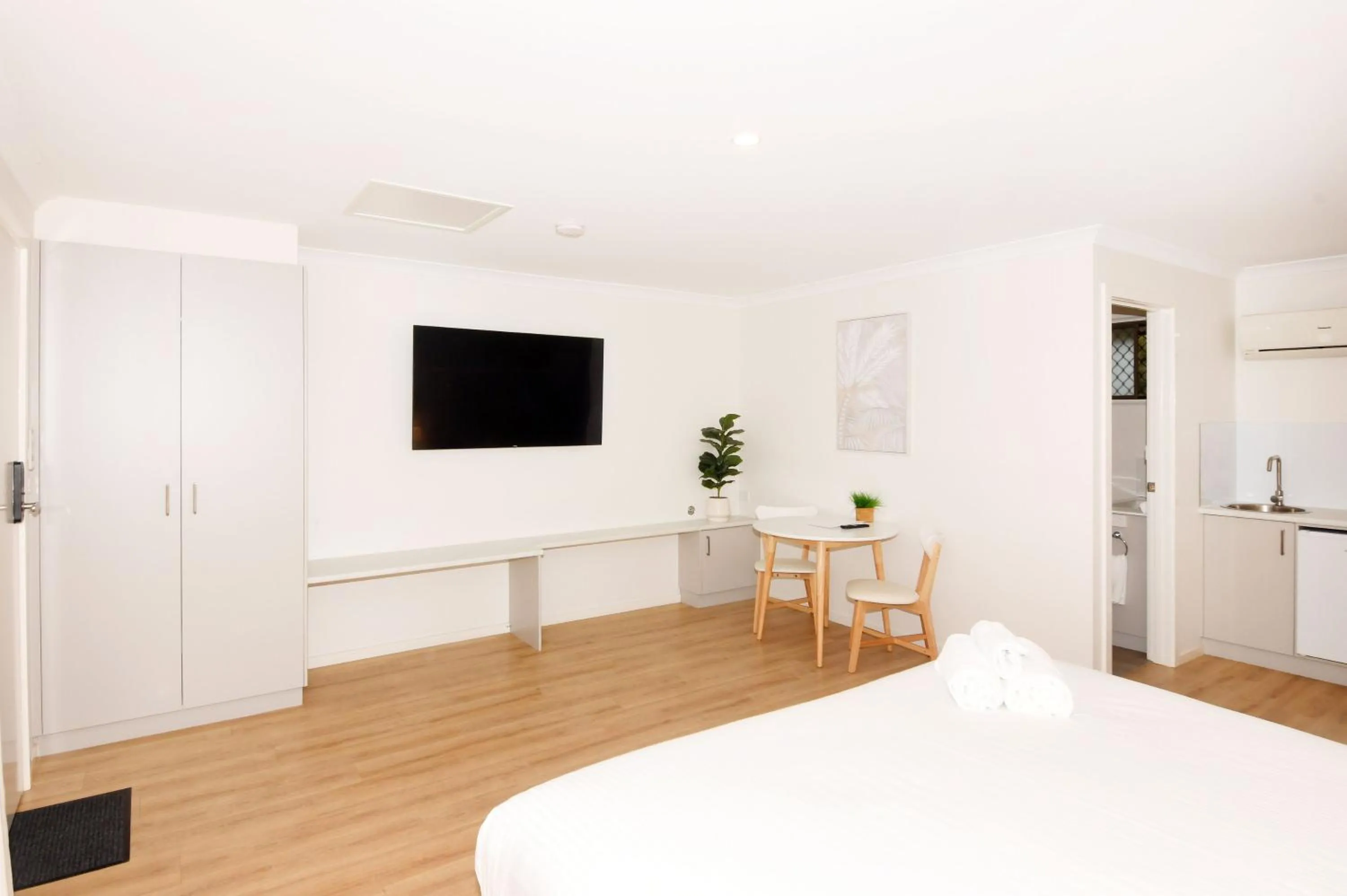 Bed in Greenacres Motel