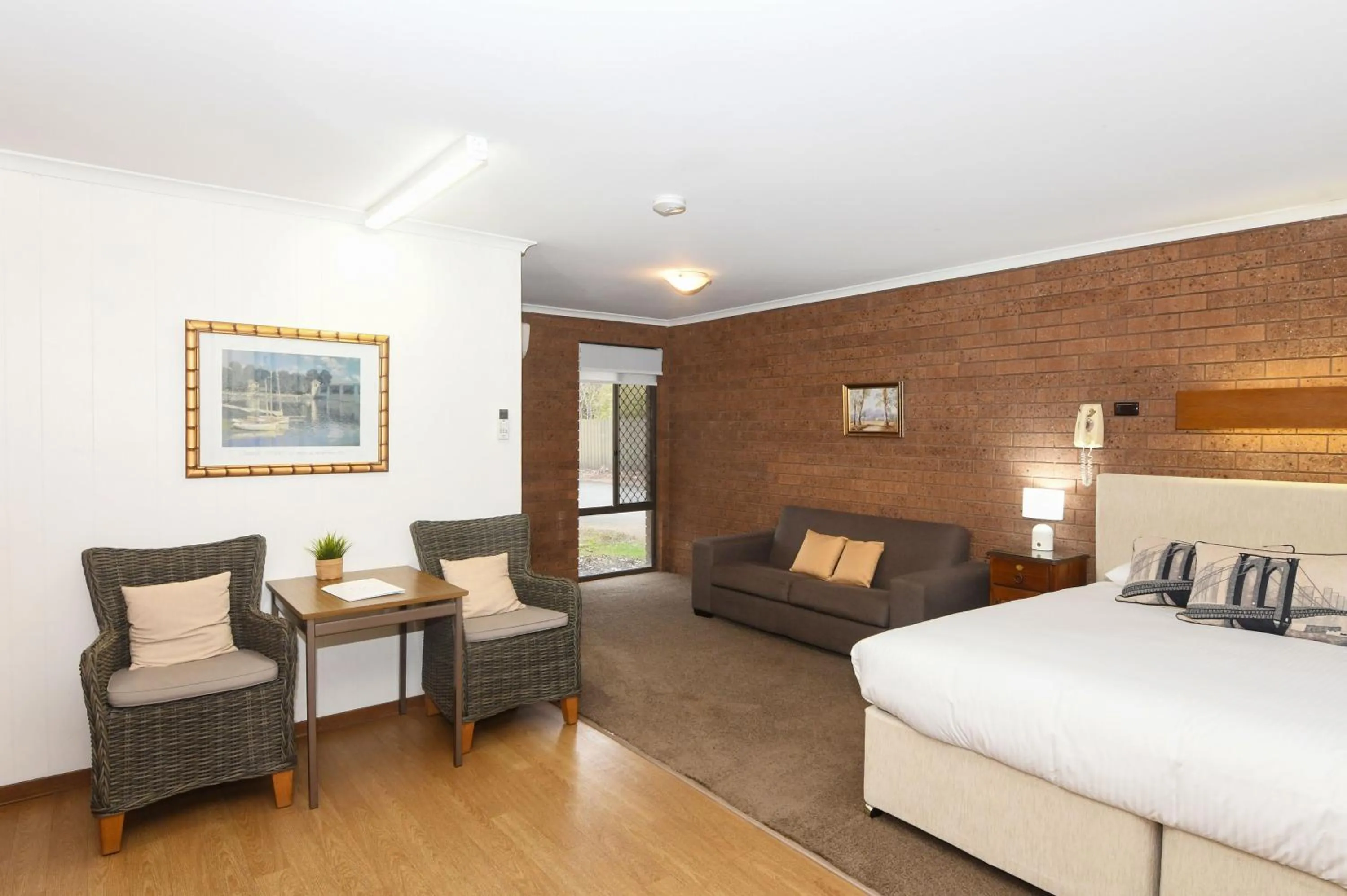 Bed in Greenacres Motel