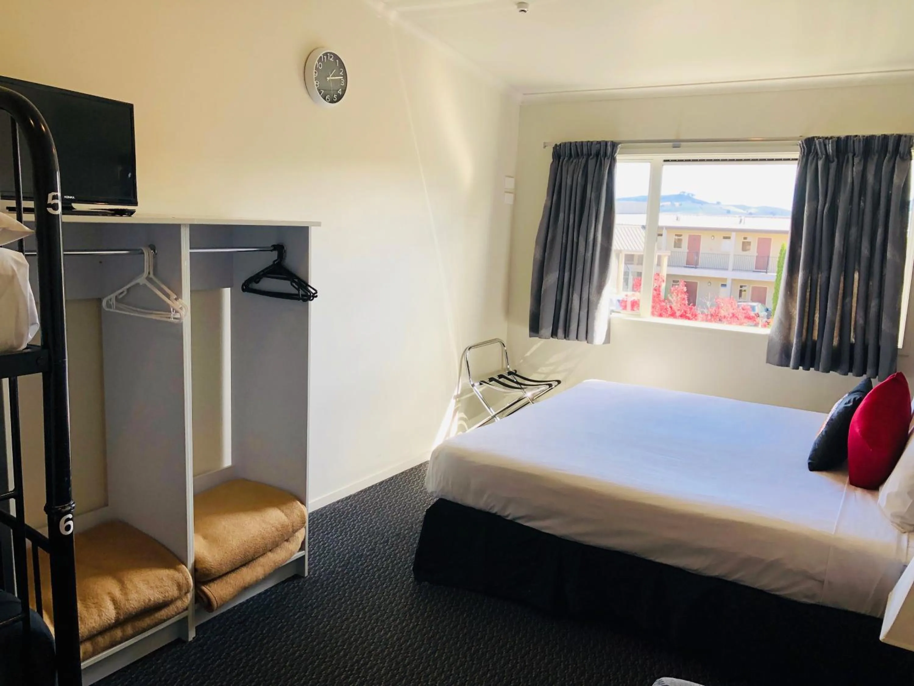 Photo of the whole room, Bed in Silver Fern Lodge