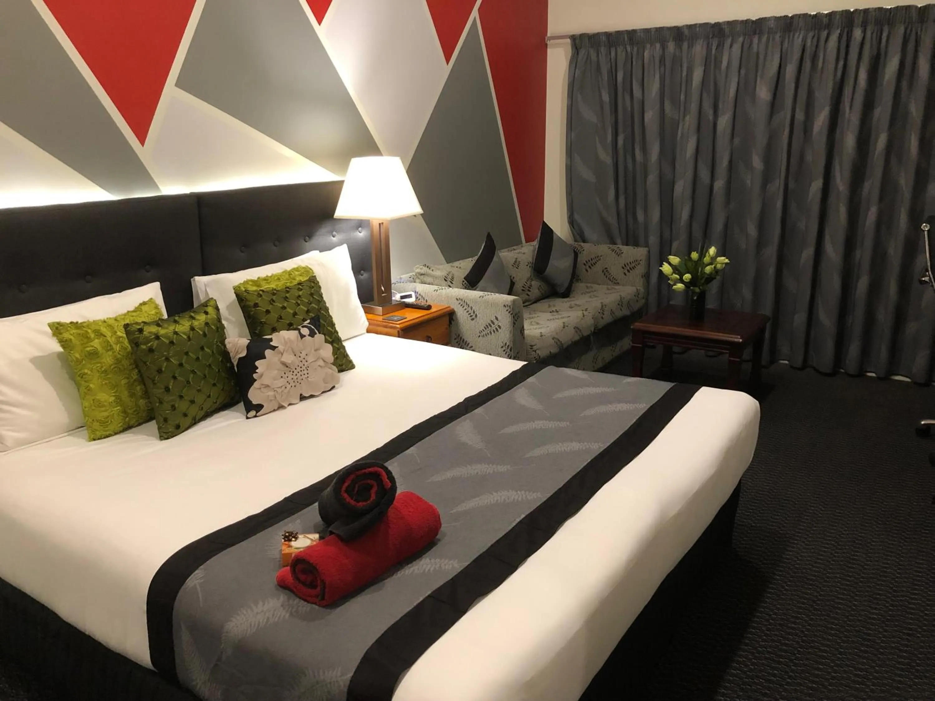 Photo of the whole room, Bed in Silver Fern Lodge