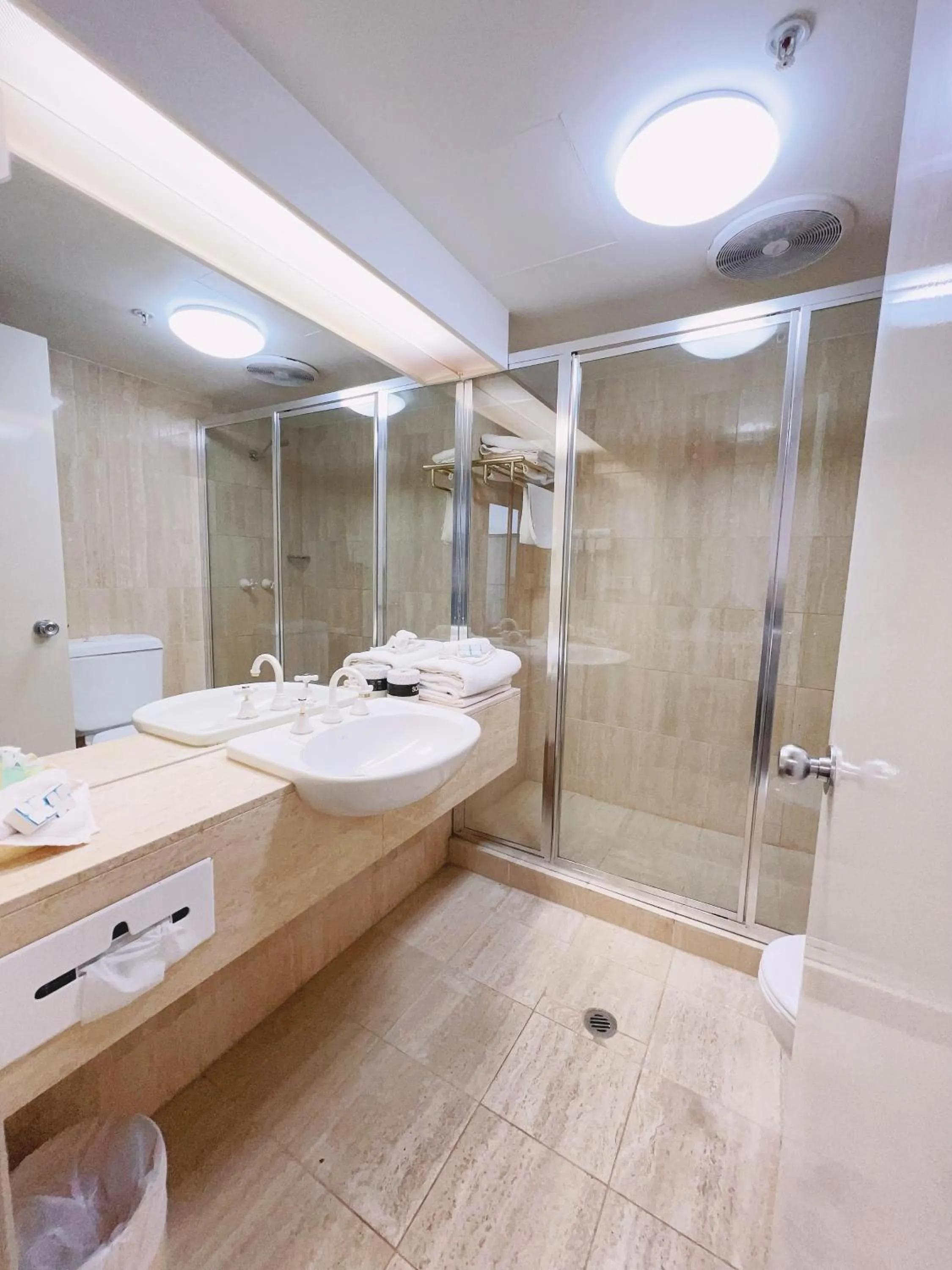 Bathroom in Carlton Lygon Lodge - Close to Melbourne Uni