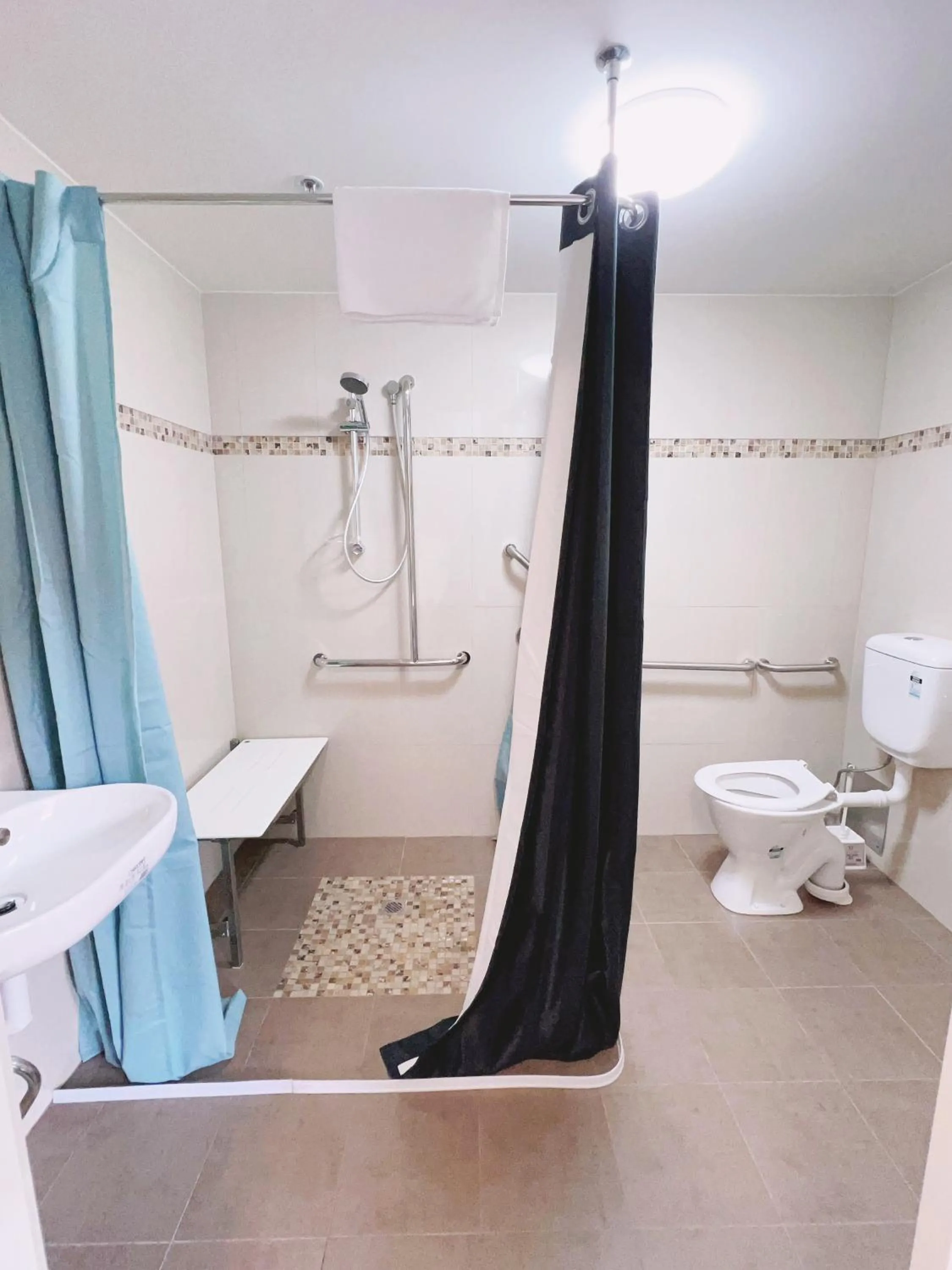 Shower in Carlton Lygon Lodge - Close to Melbourne Uni