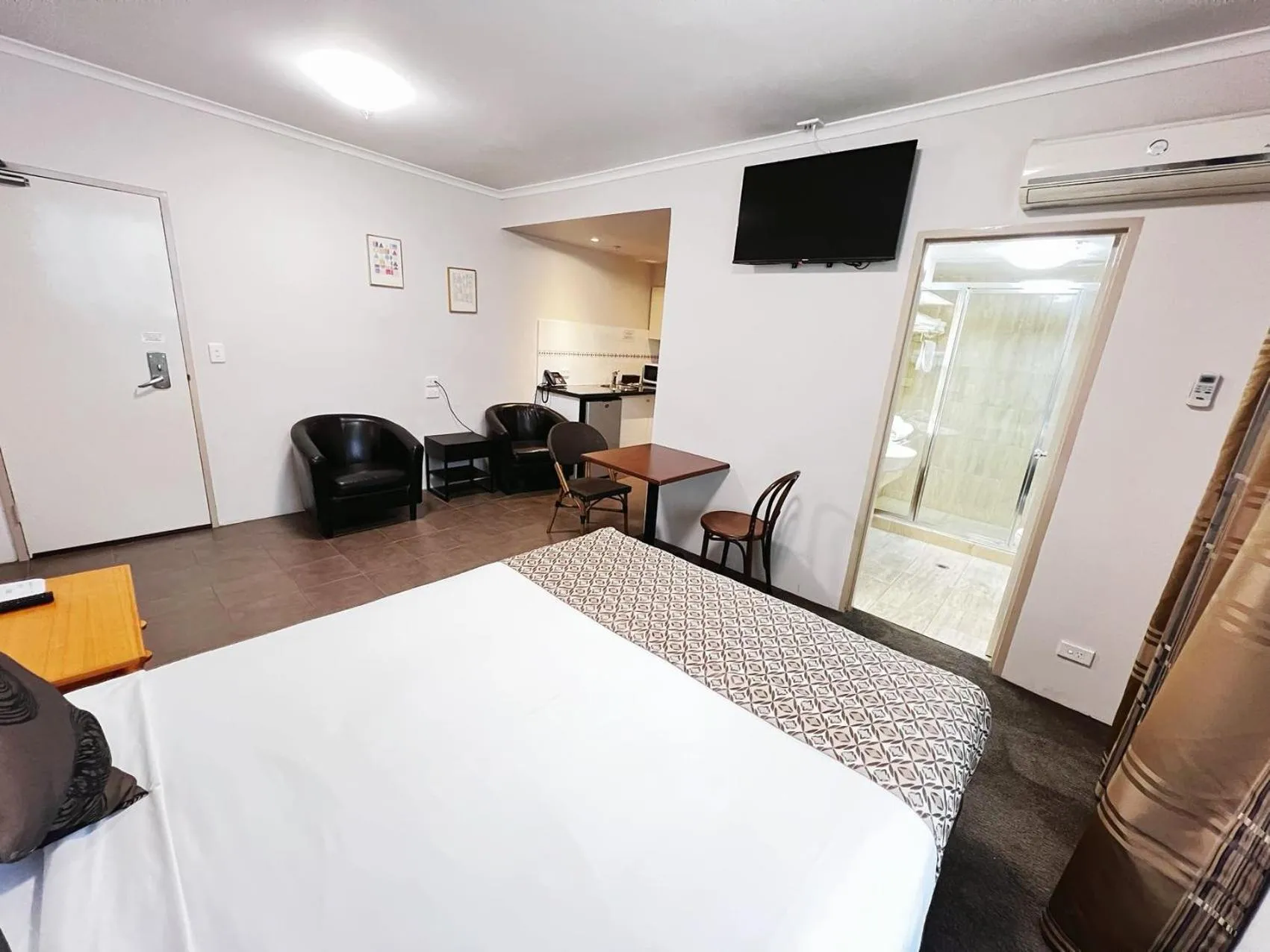 Living room, Bed in Carlton Lygon Lodge - Close to Melbourne Uni