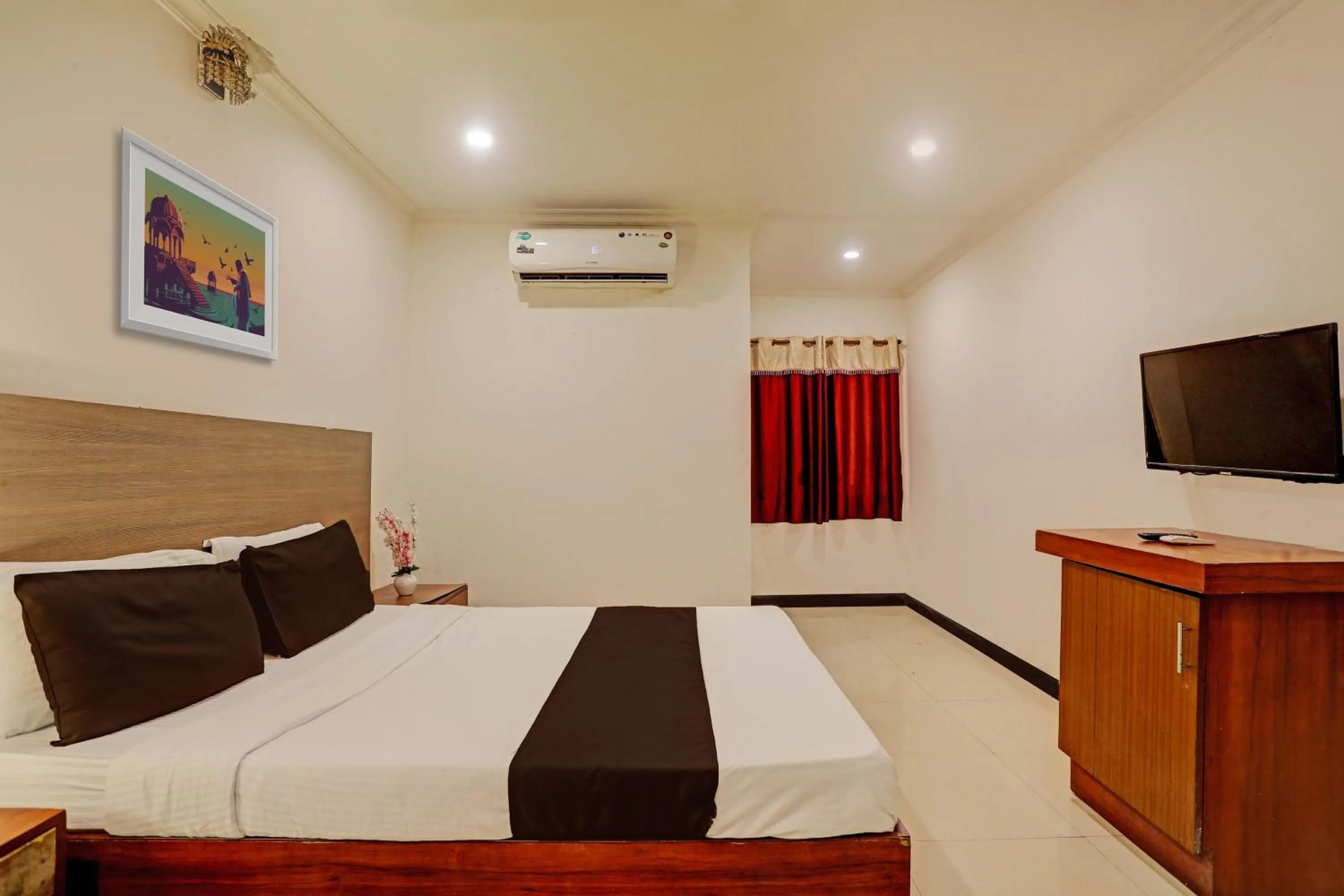 Bedroom, Bed in Hotel O Vaishnavi Park