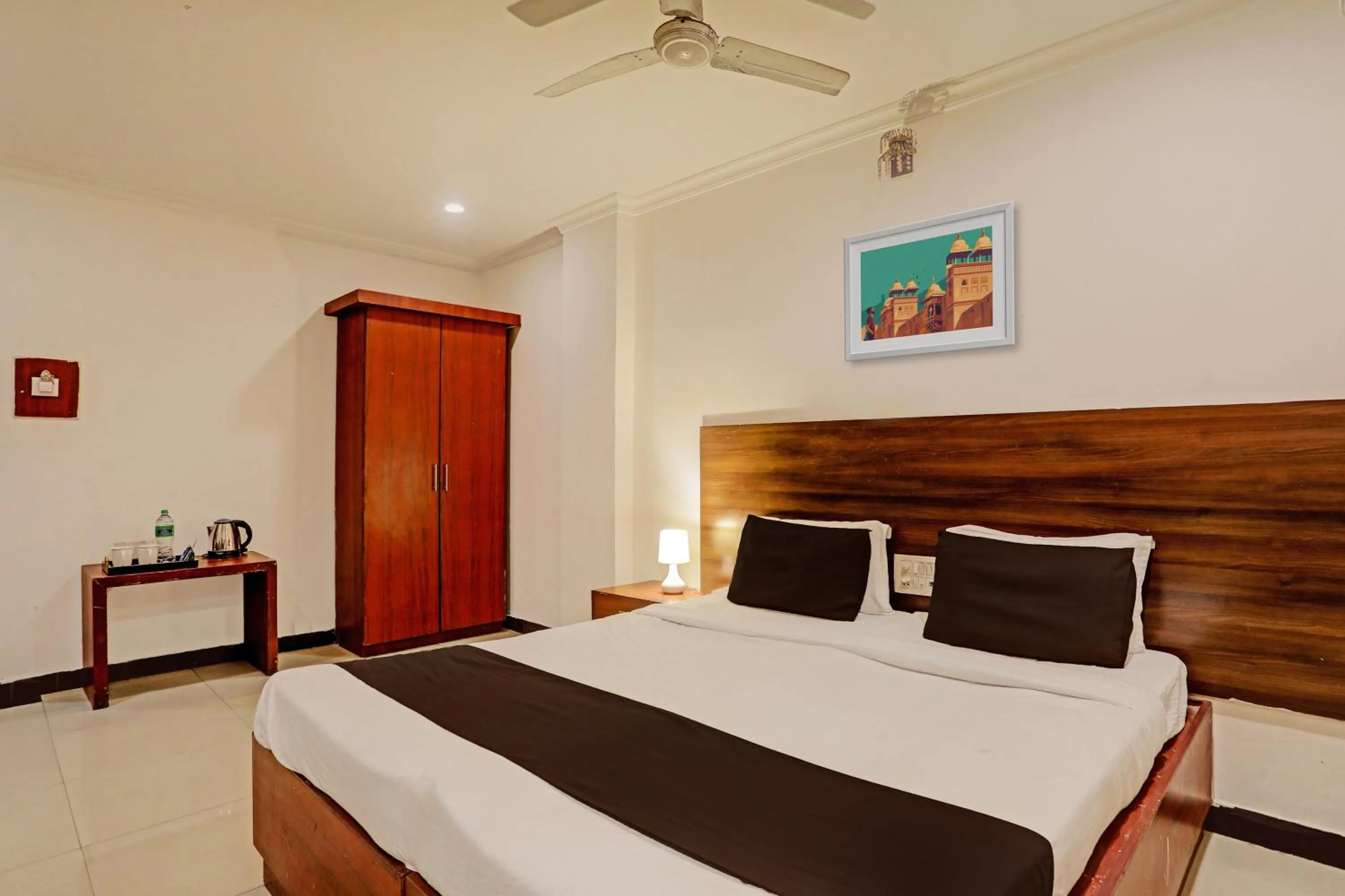 Bedroom, Bed in Hotel O Vaishnavi Park