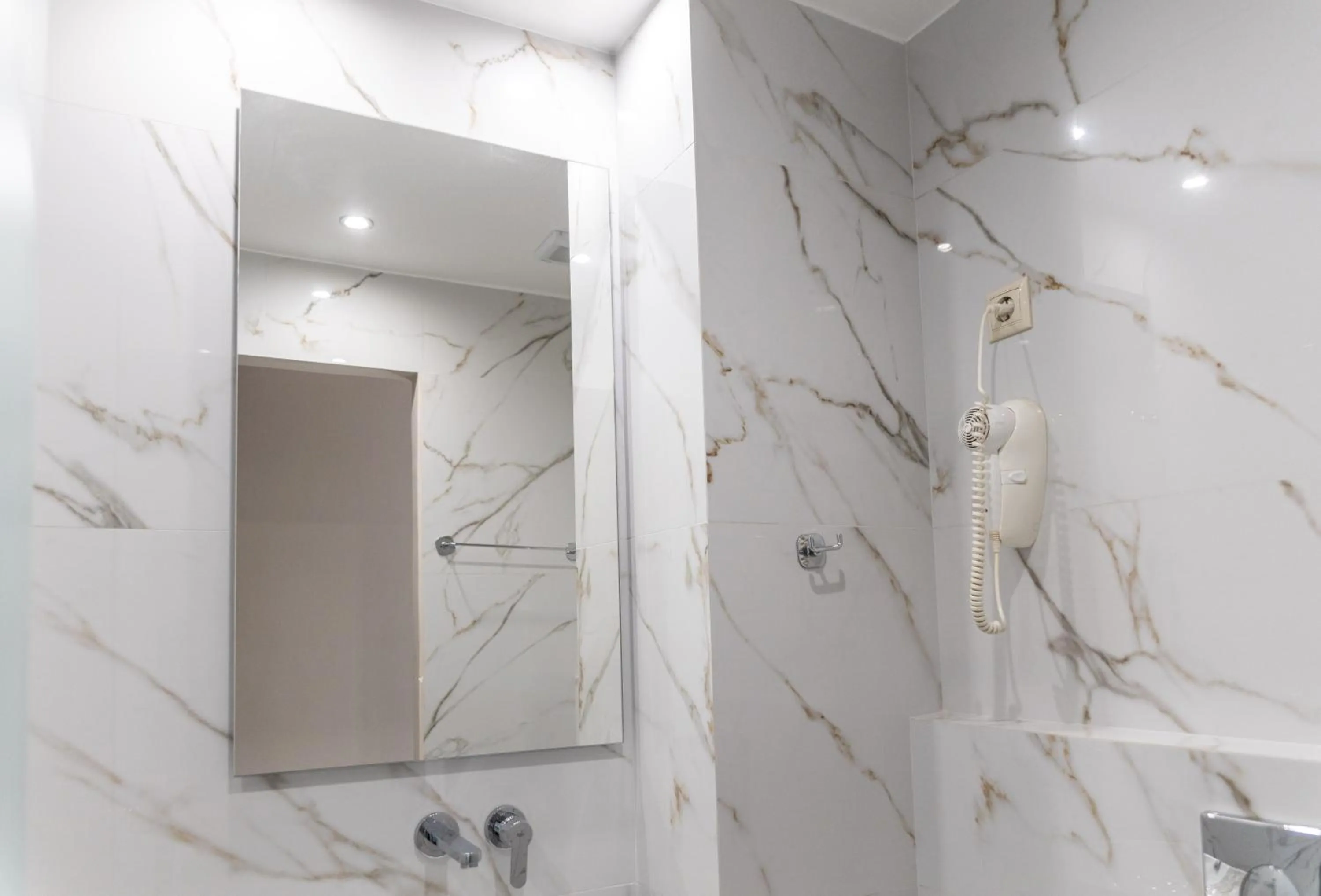 Shower in Hotel Diana