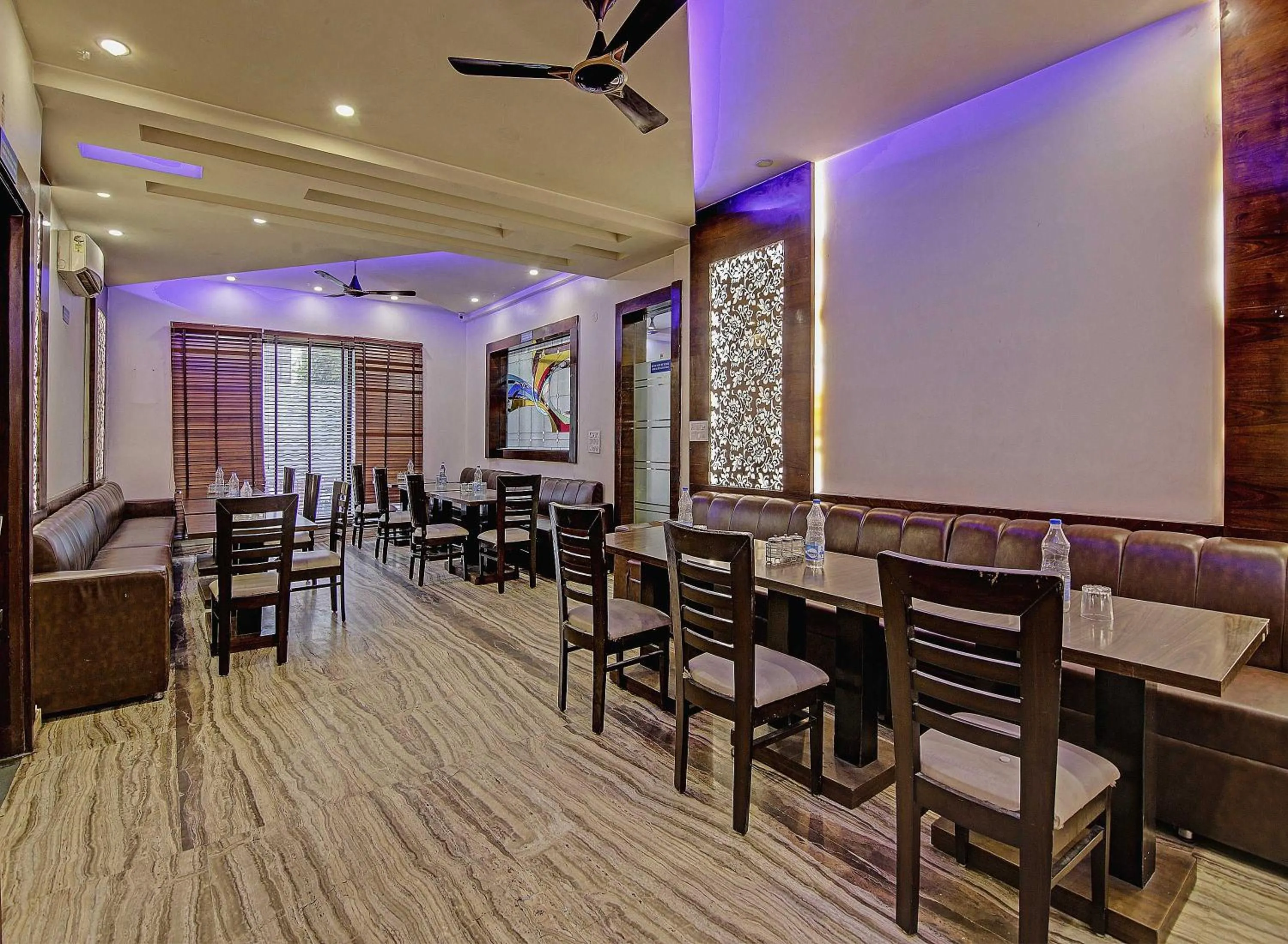 Restaurant/places to eat in Townhouse Grand Inn