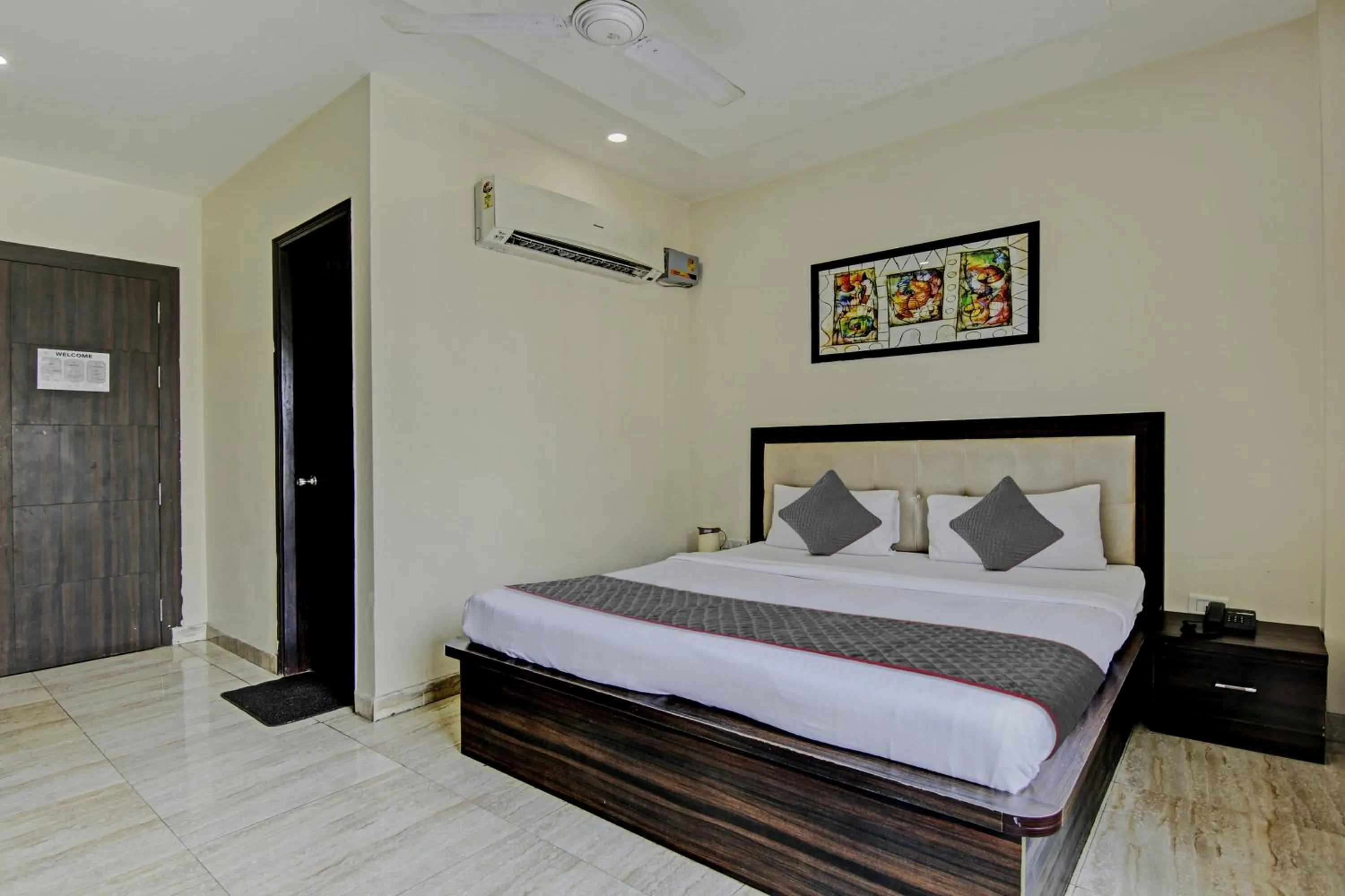 Bedroom, Bed in Townhouse Grand Inn