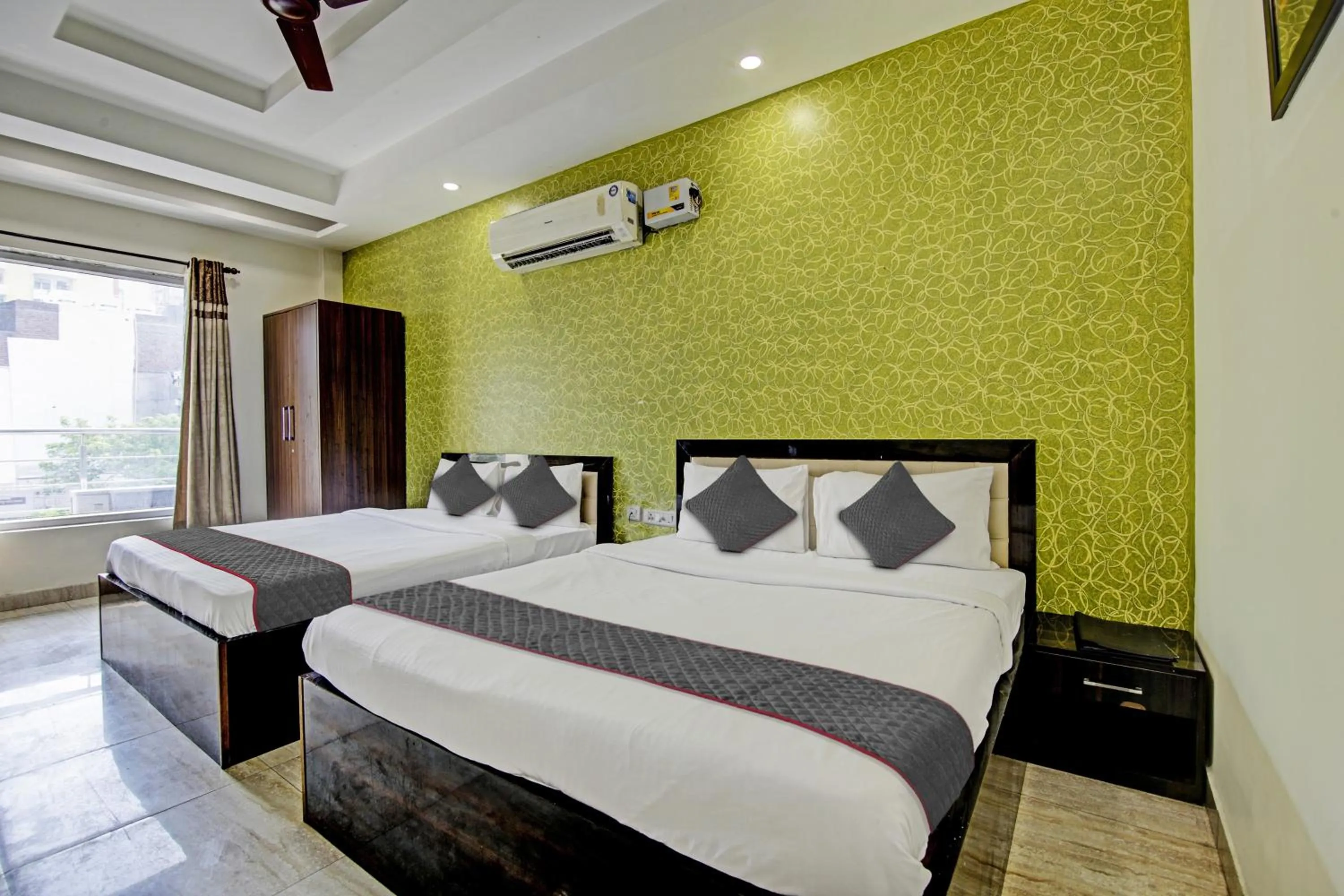 Bedroom, Bed in Townhouse Grand Inn