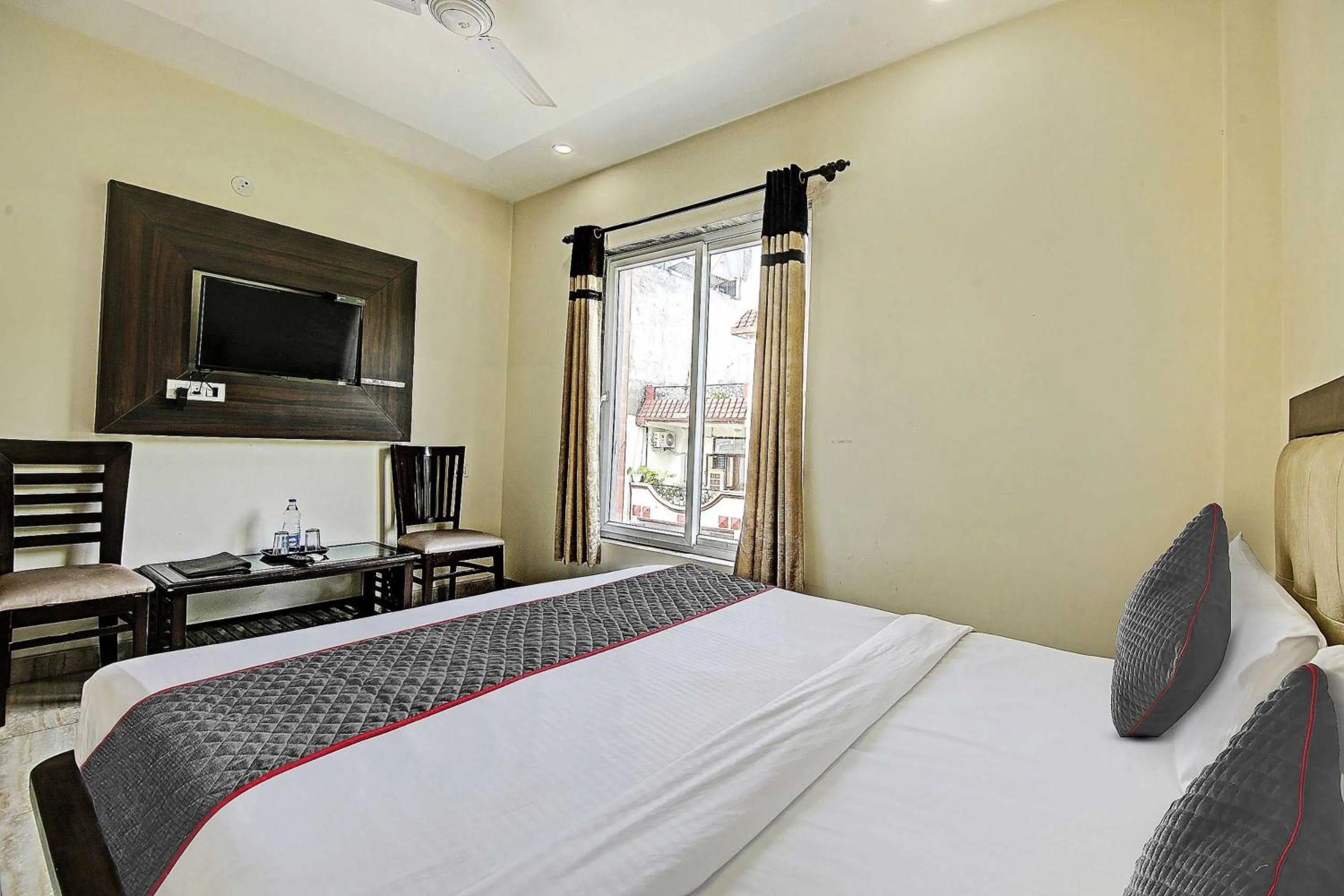 Bedroom, Bed in Townhouse Grand Inn