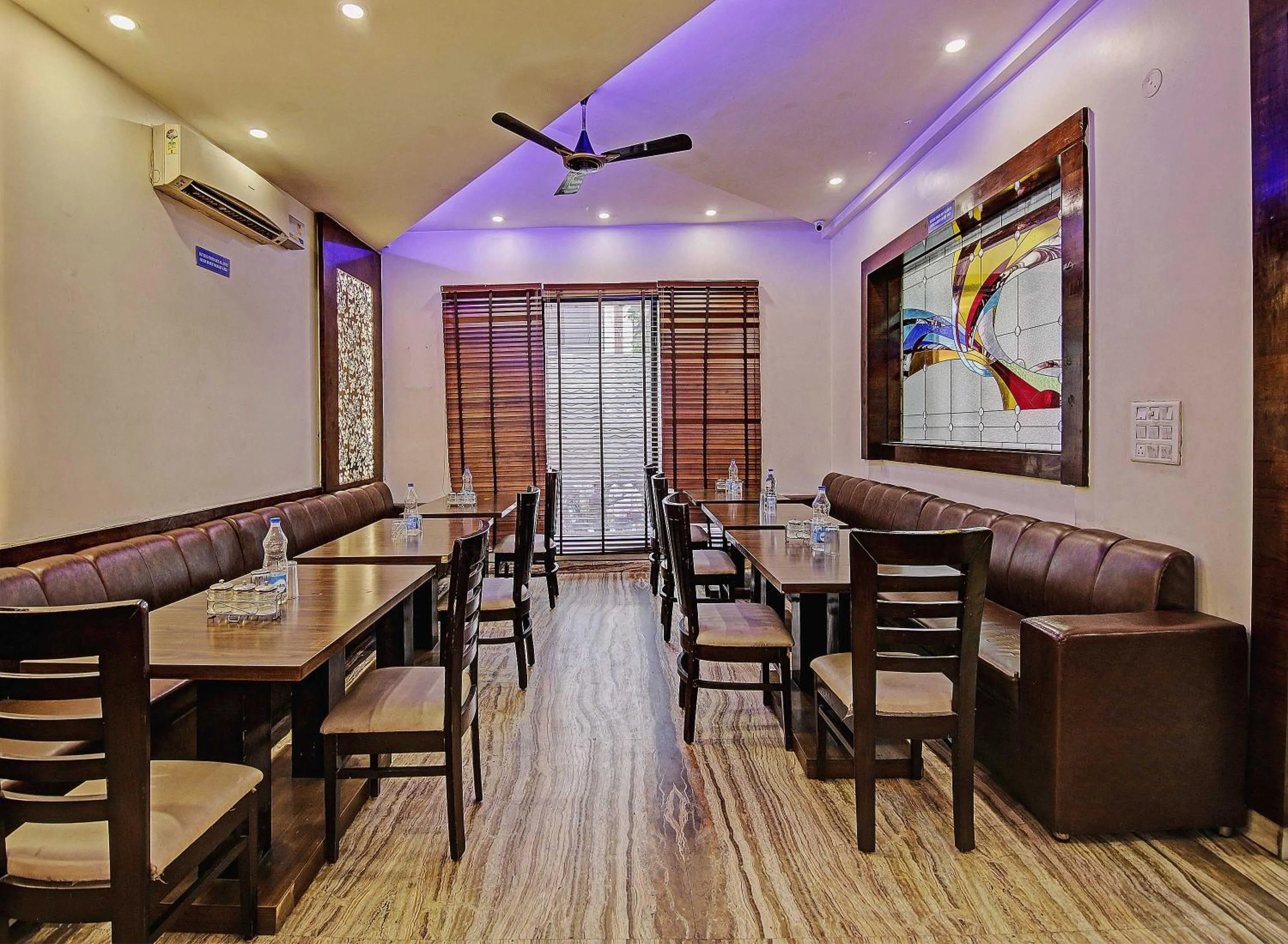 Restaurant/places to eat in Townhouse Grand Inn