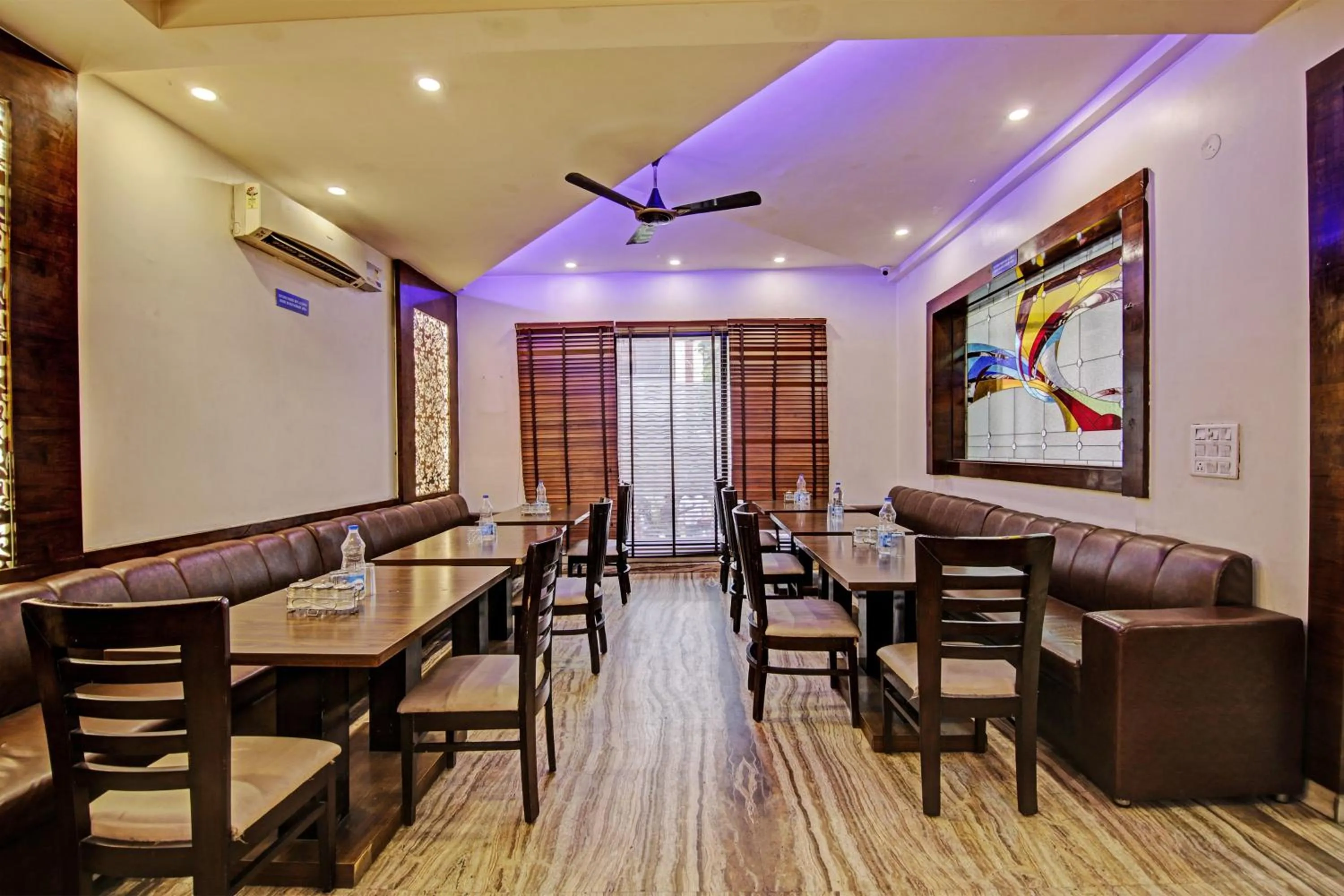 Restaurant/places to eat in Townhouse Grand Inn