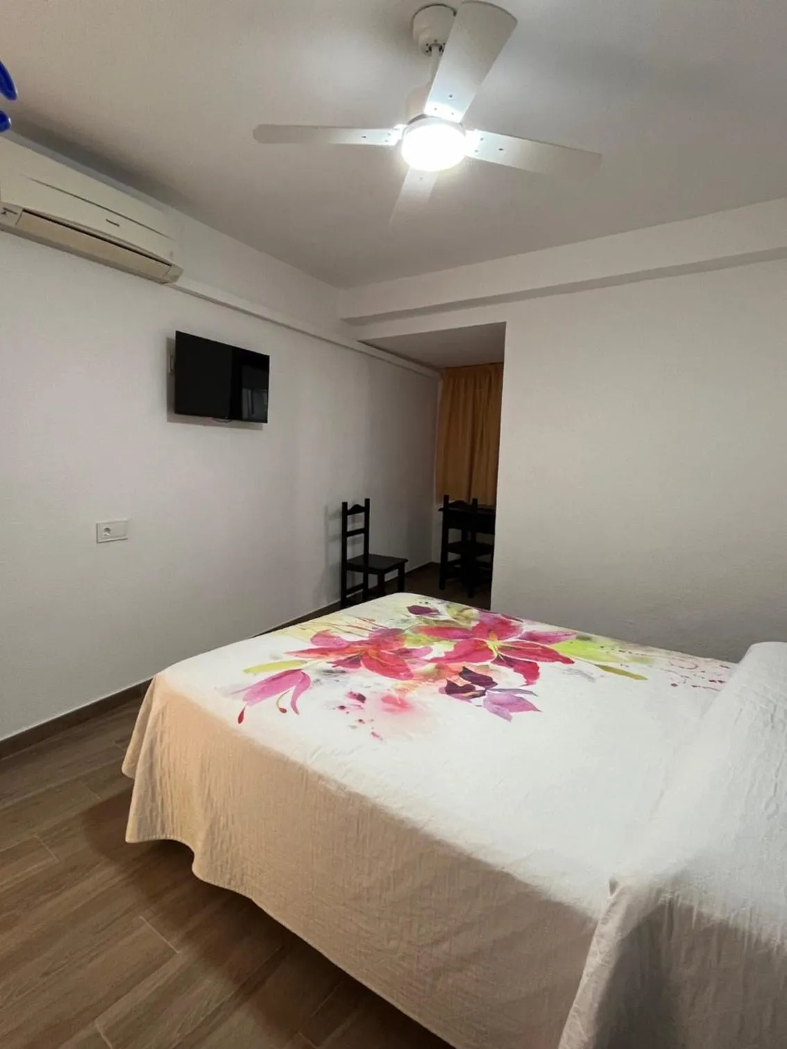 Bed in Hotel Mesón del Moro