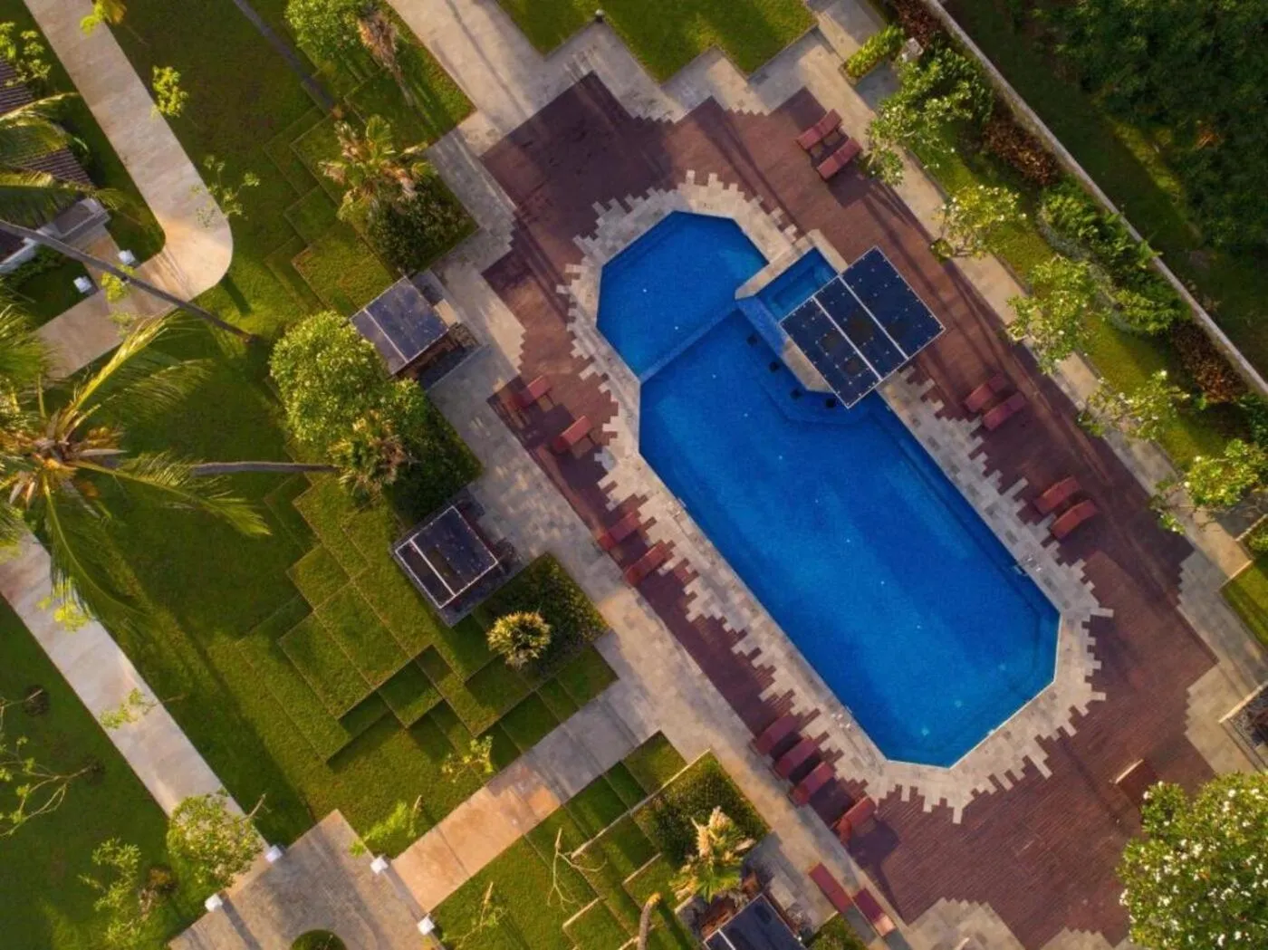 Swimming pool in Brits Resort Lovina