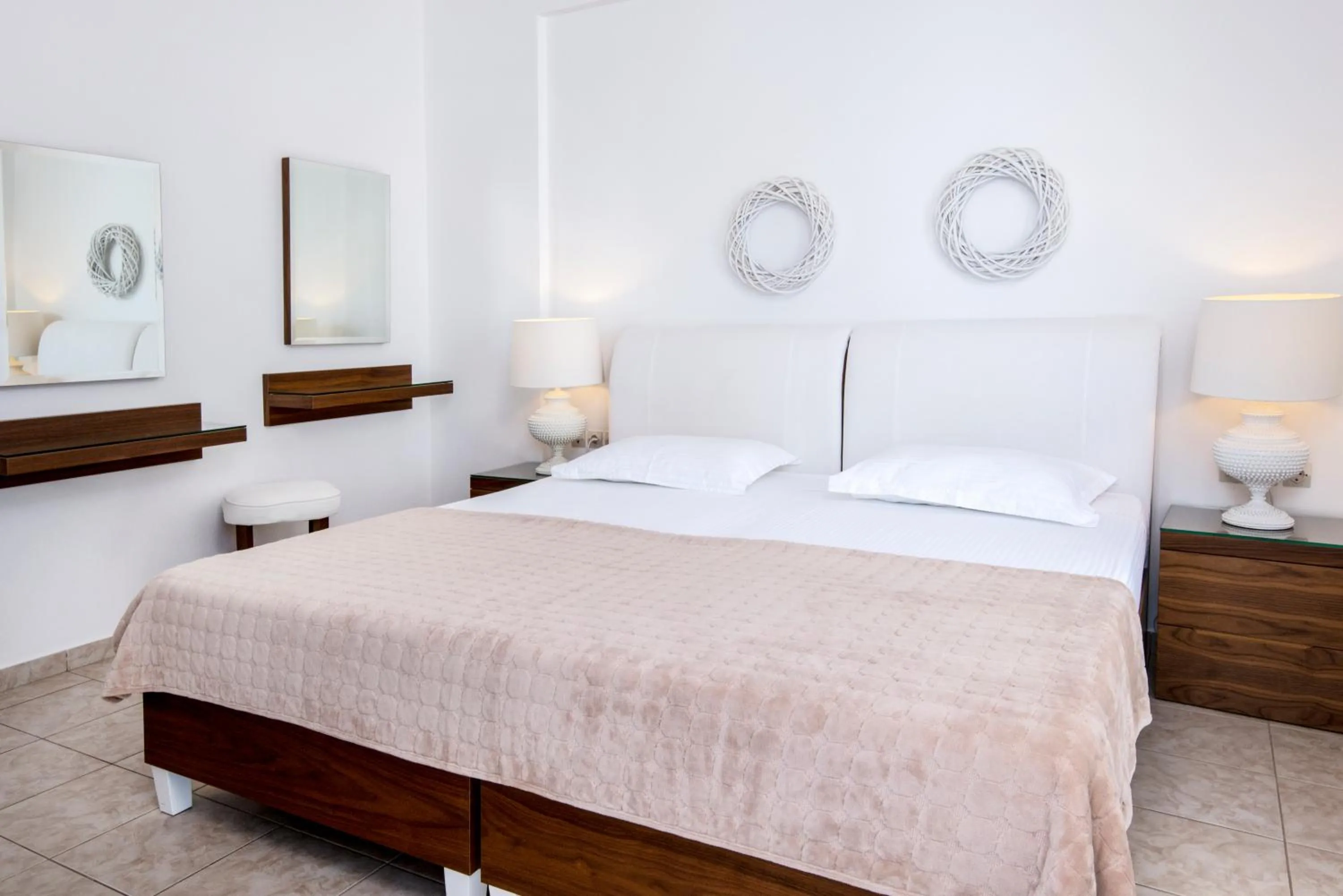 Photo of the whole room, Bed in Lofos Village