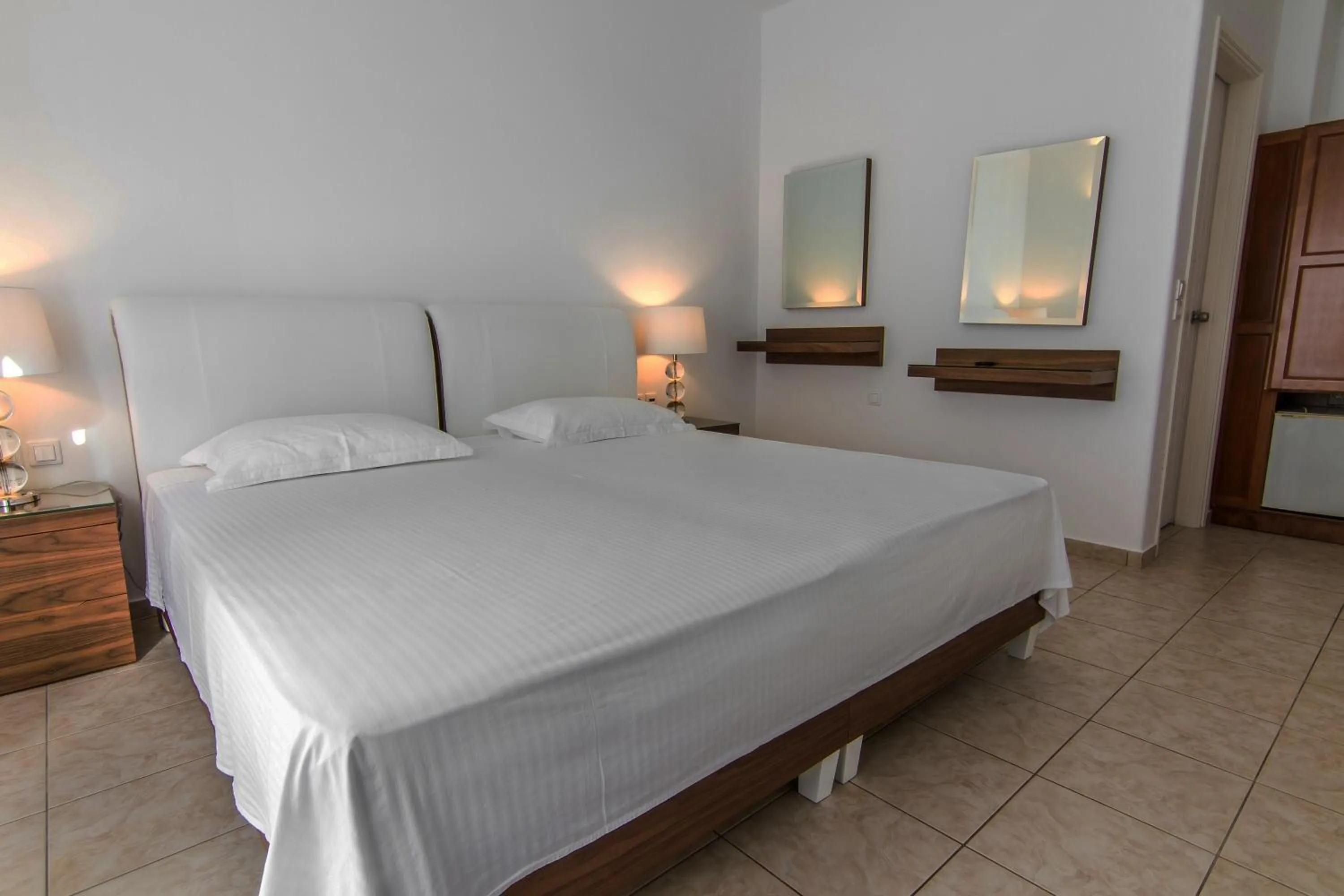 Photo of the whole room, Bed in Lofos Village