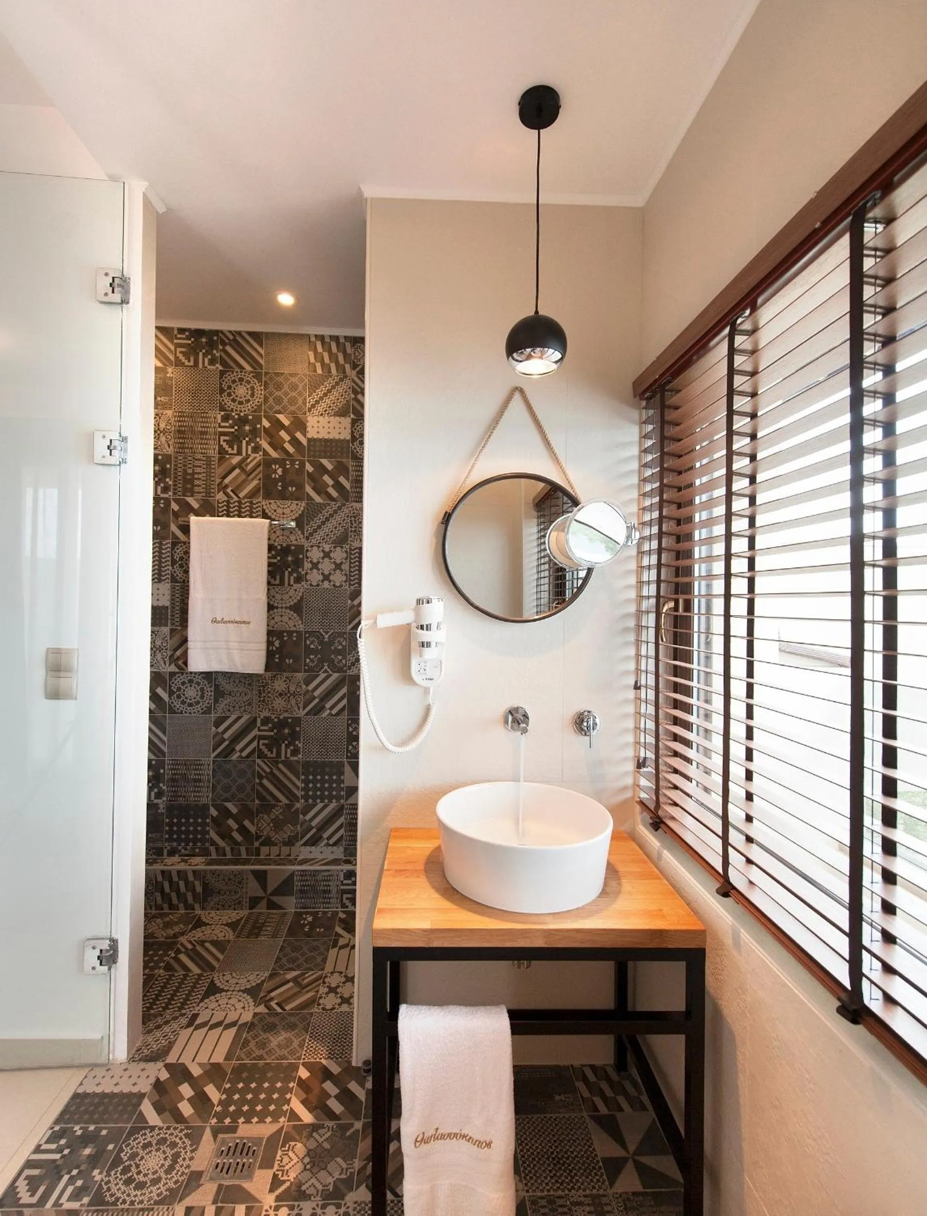 Shower in Thalassokipos