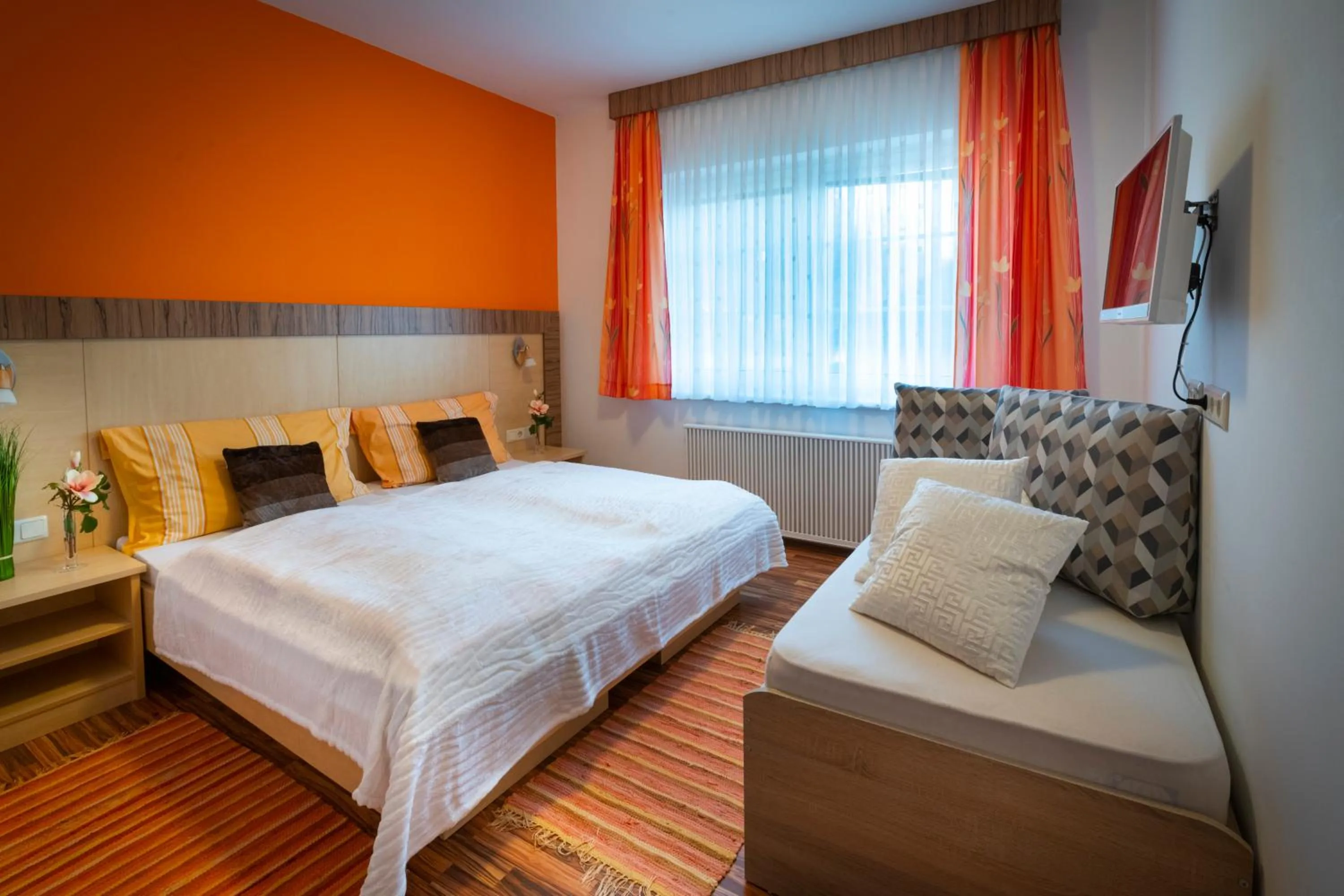 Photo of the whole room, Bed in Hirschenwirt