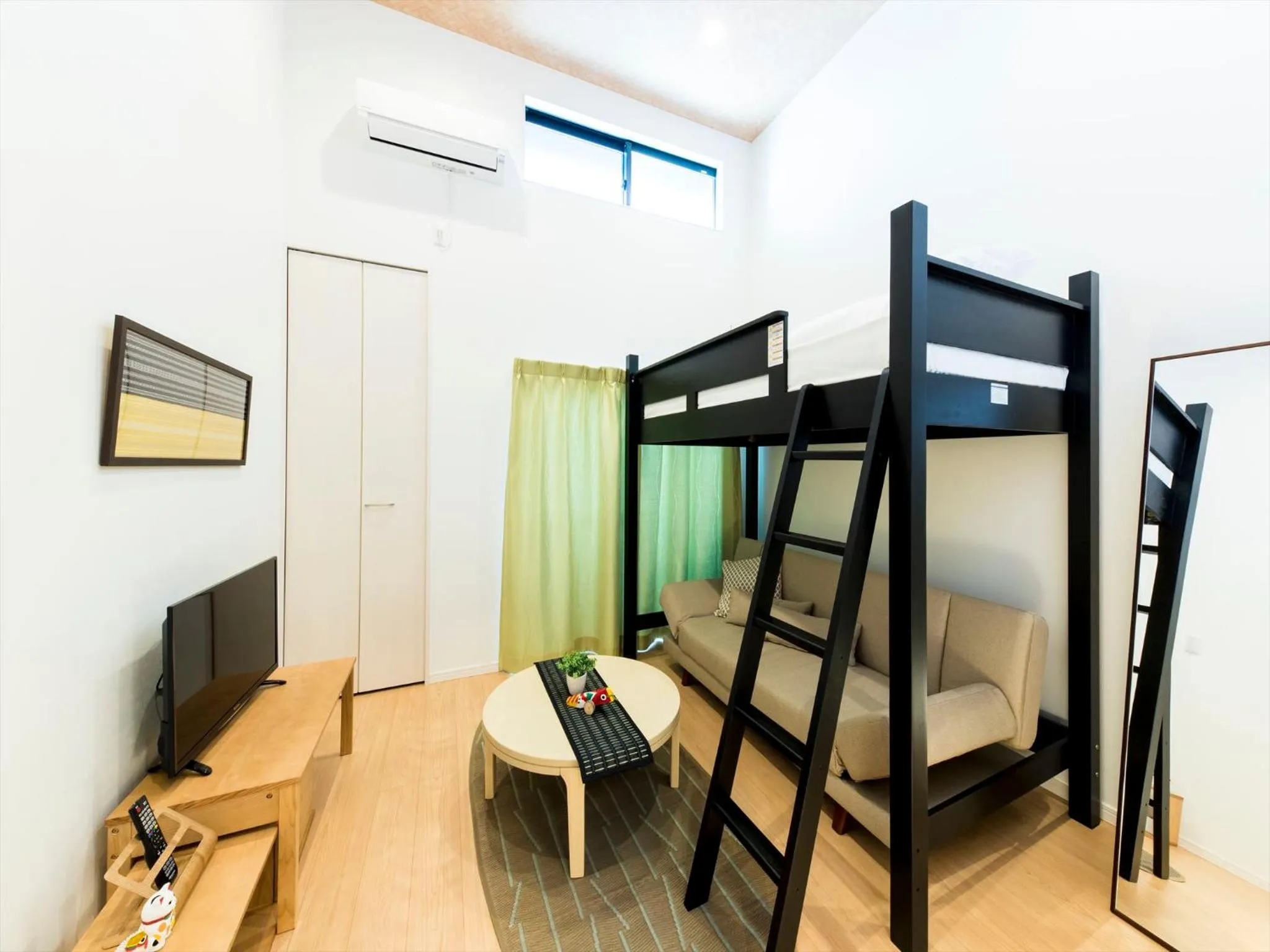 Living room, Bed in TRIP POD KOMONDO-MACHI